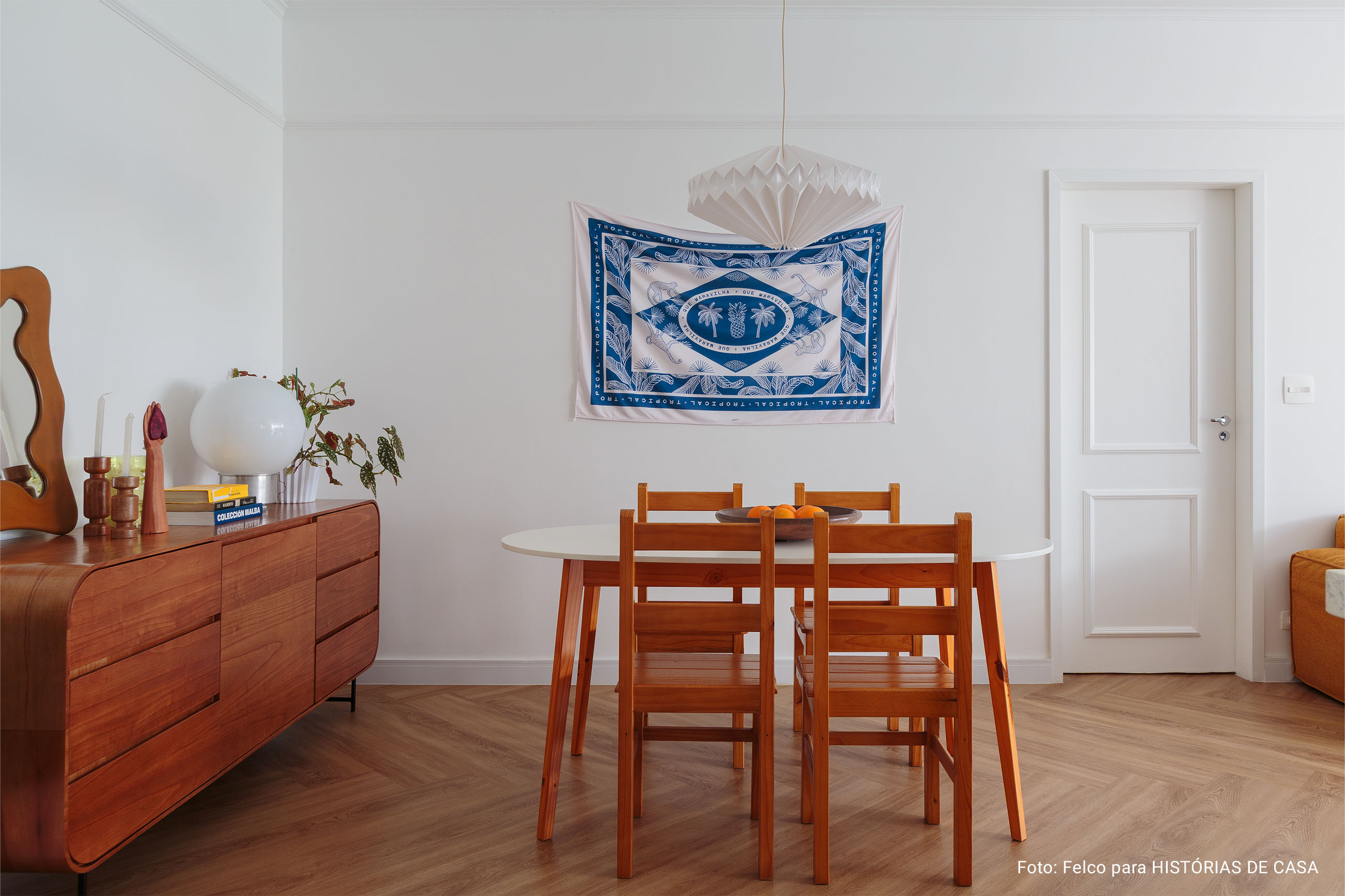 Apartamento com cozinha integrada e banheiros coloridos
