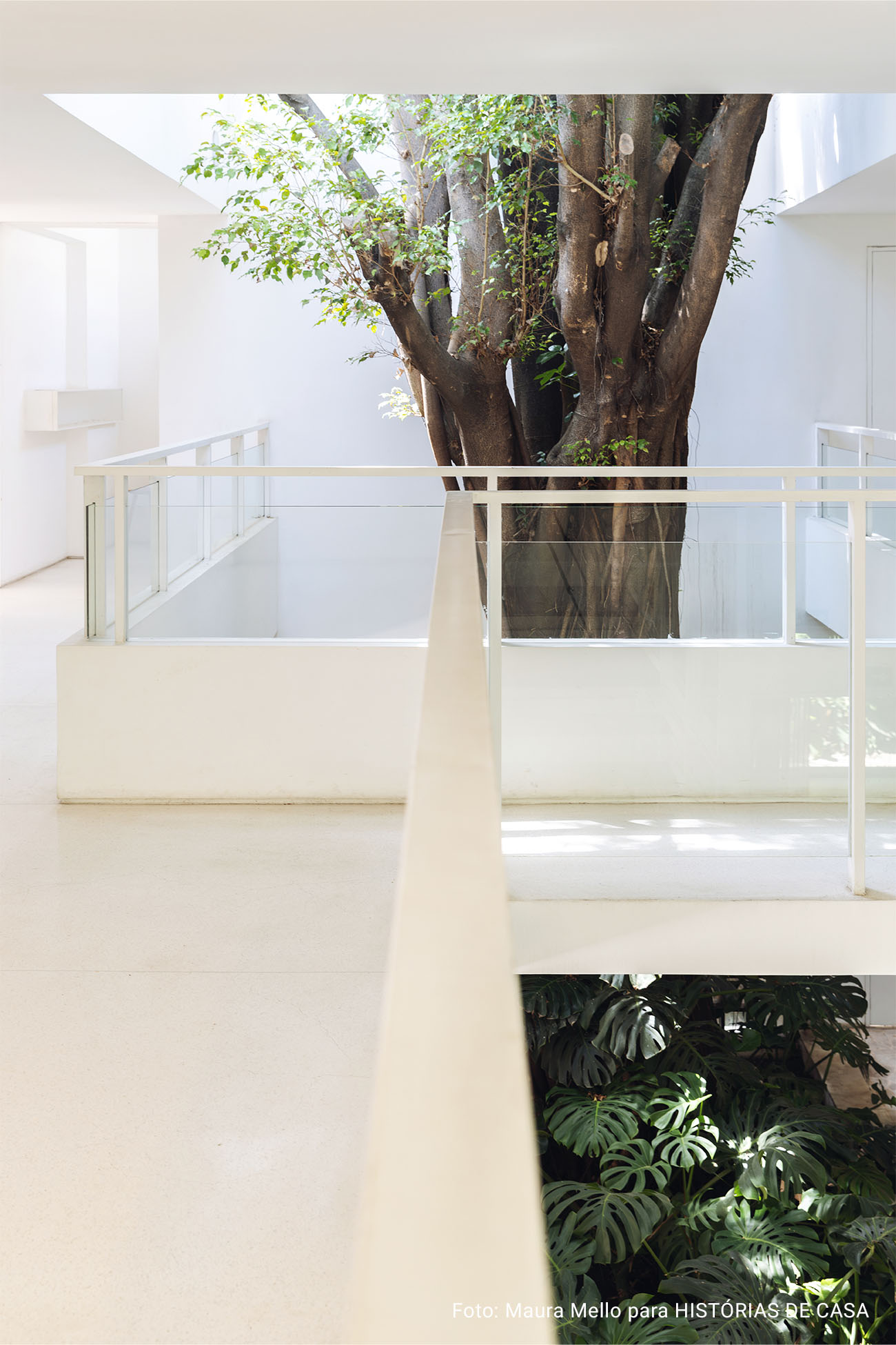 Casa Wooding: móveis minimalistas e muita natureza em casa modernista restaurada