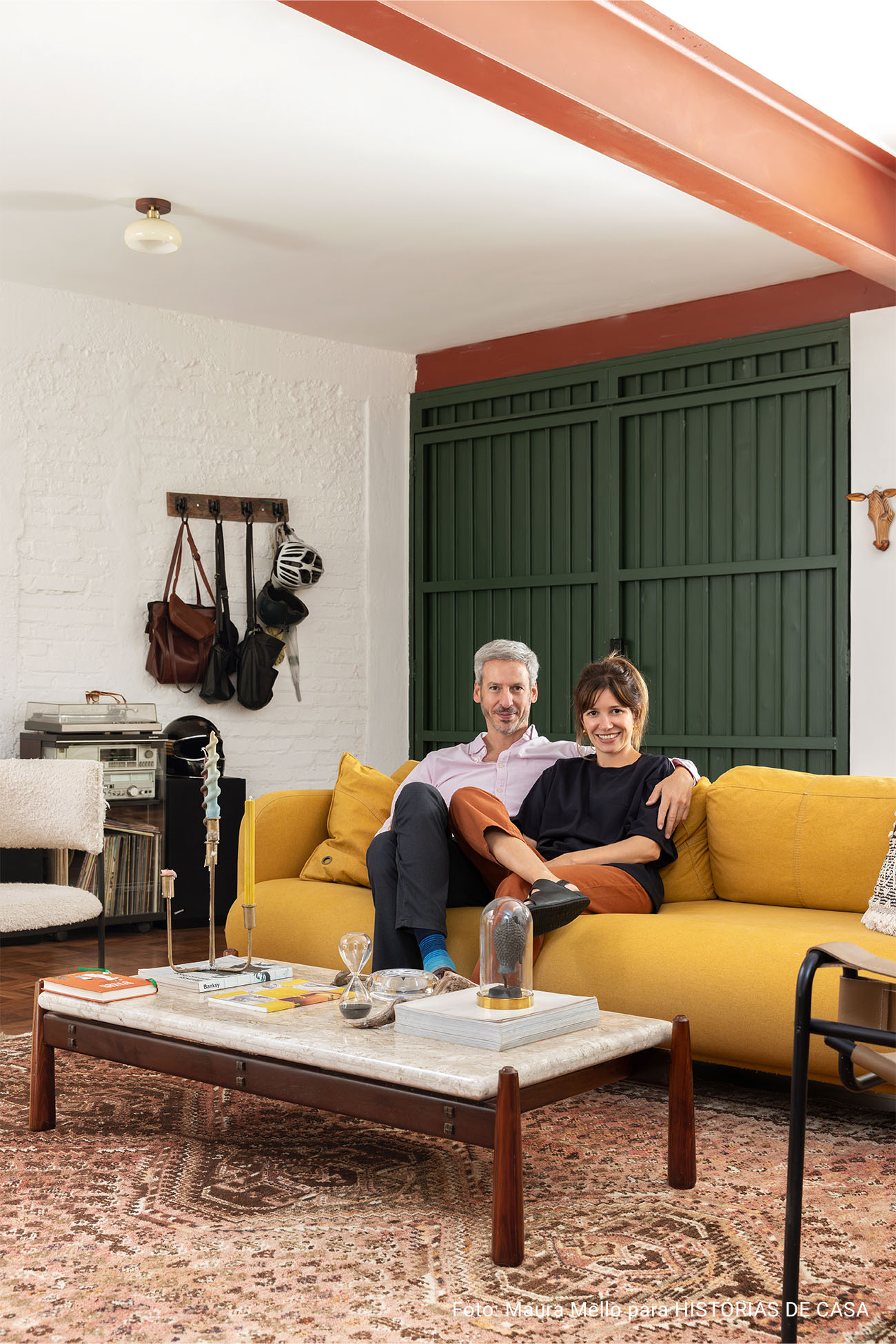 Casa com fachada de pedras, janelas de madeira e decoração acolhedora com garimpos