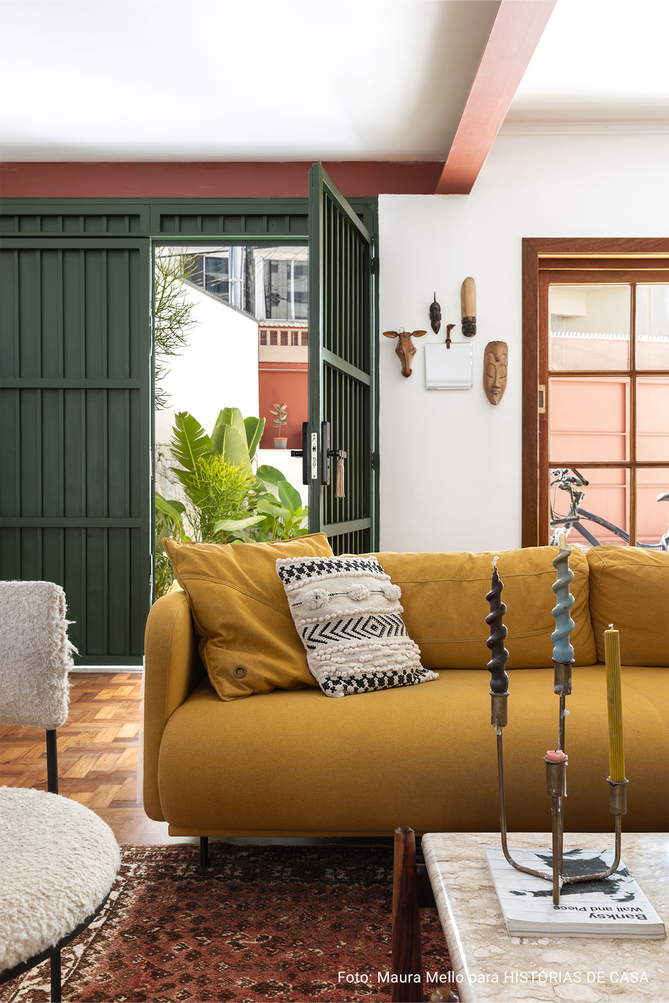 Casa com fachada de pedras, janelas de madeira e decoração acolhedora com garimpos
