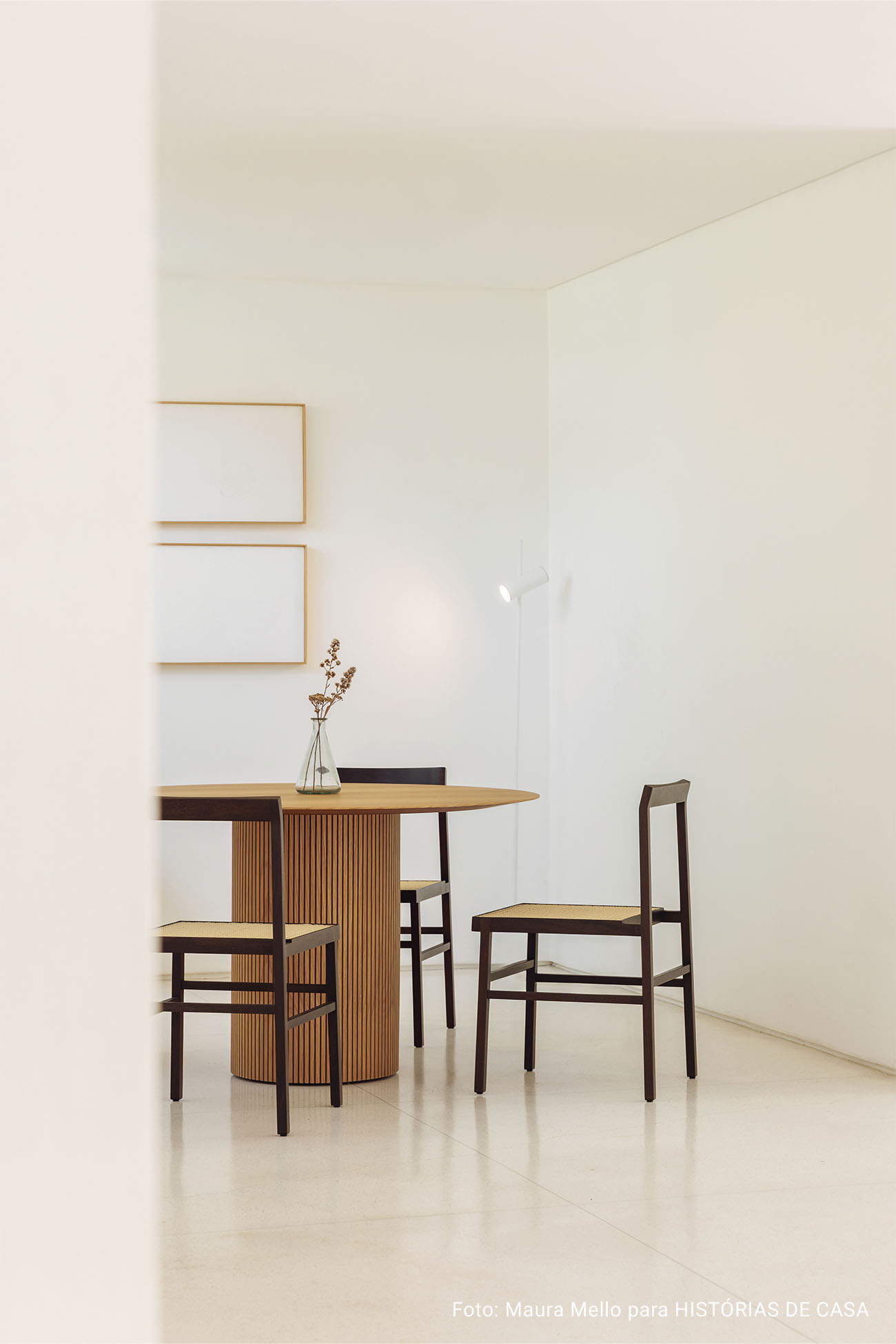 Casa Wooding: móveis minimalistas e muita natureza em casa modernista restaurada