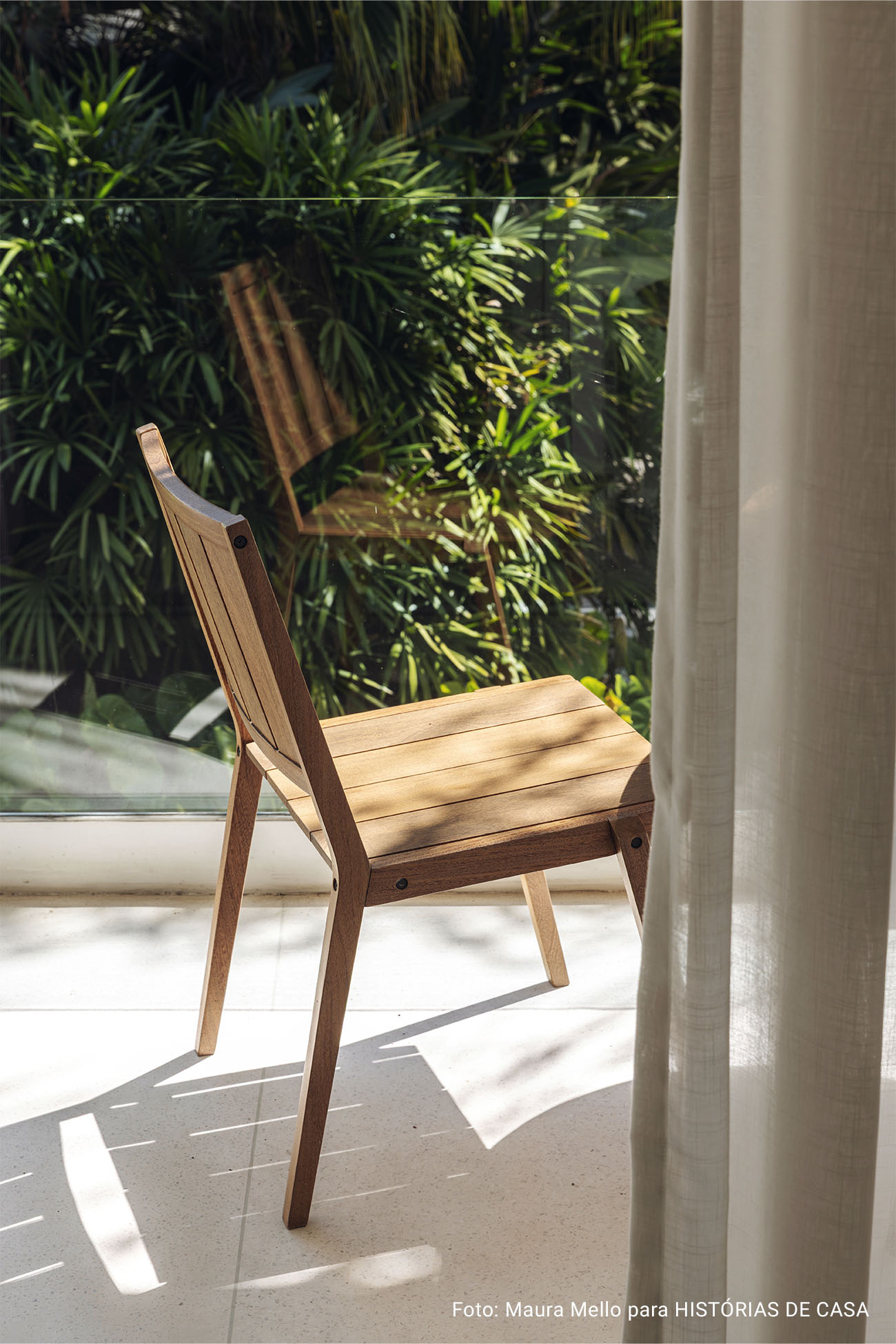 Casa Wooding: móveis minimalistas e muita natureza em casa modernista restaurada