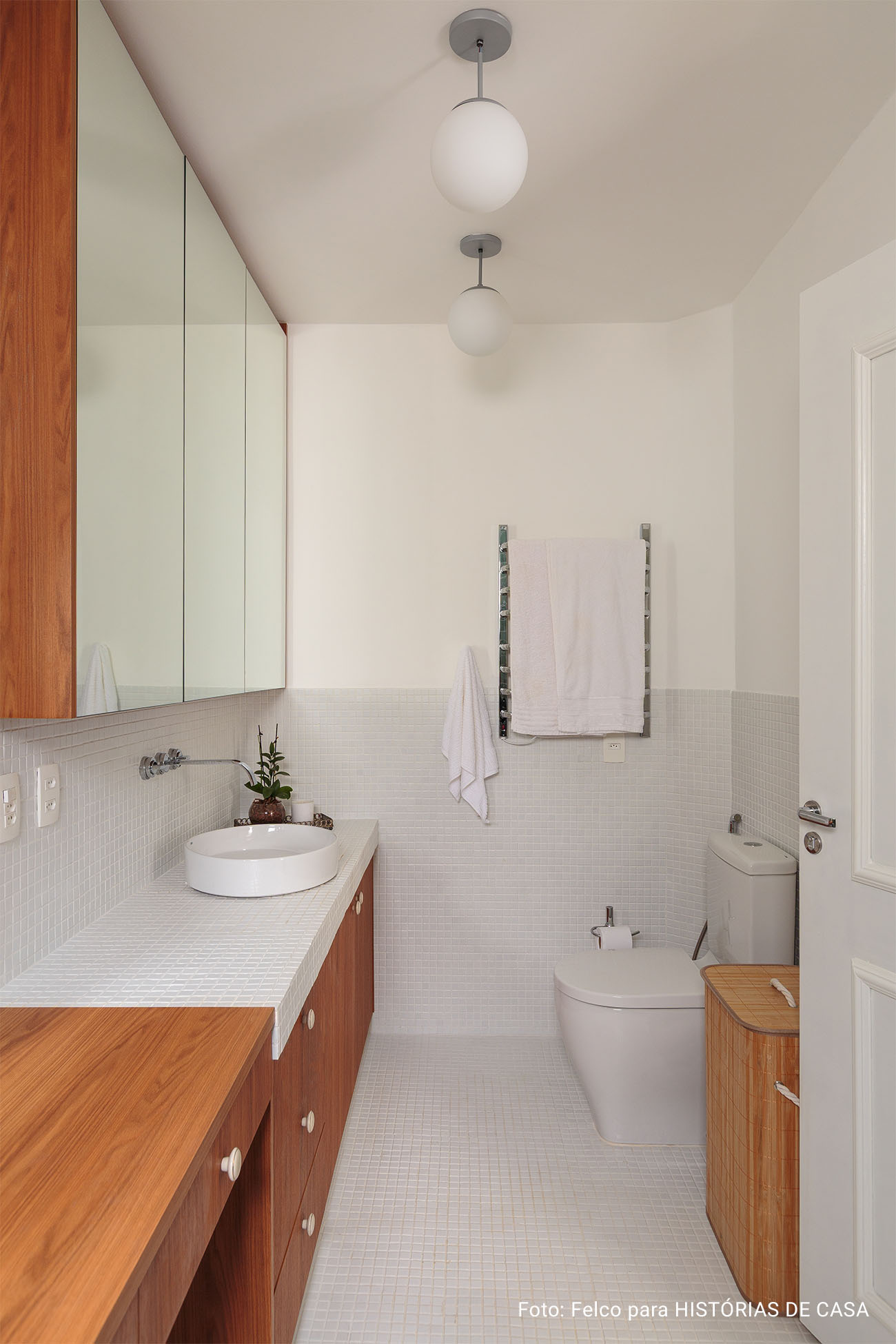 Apartamento com cozinha integrada e banheiros coloridos