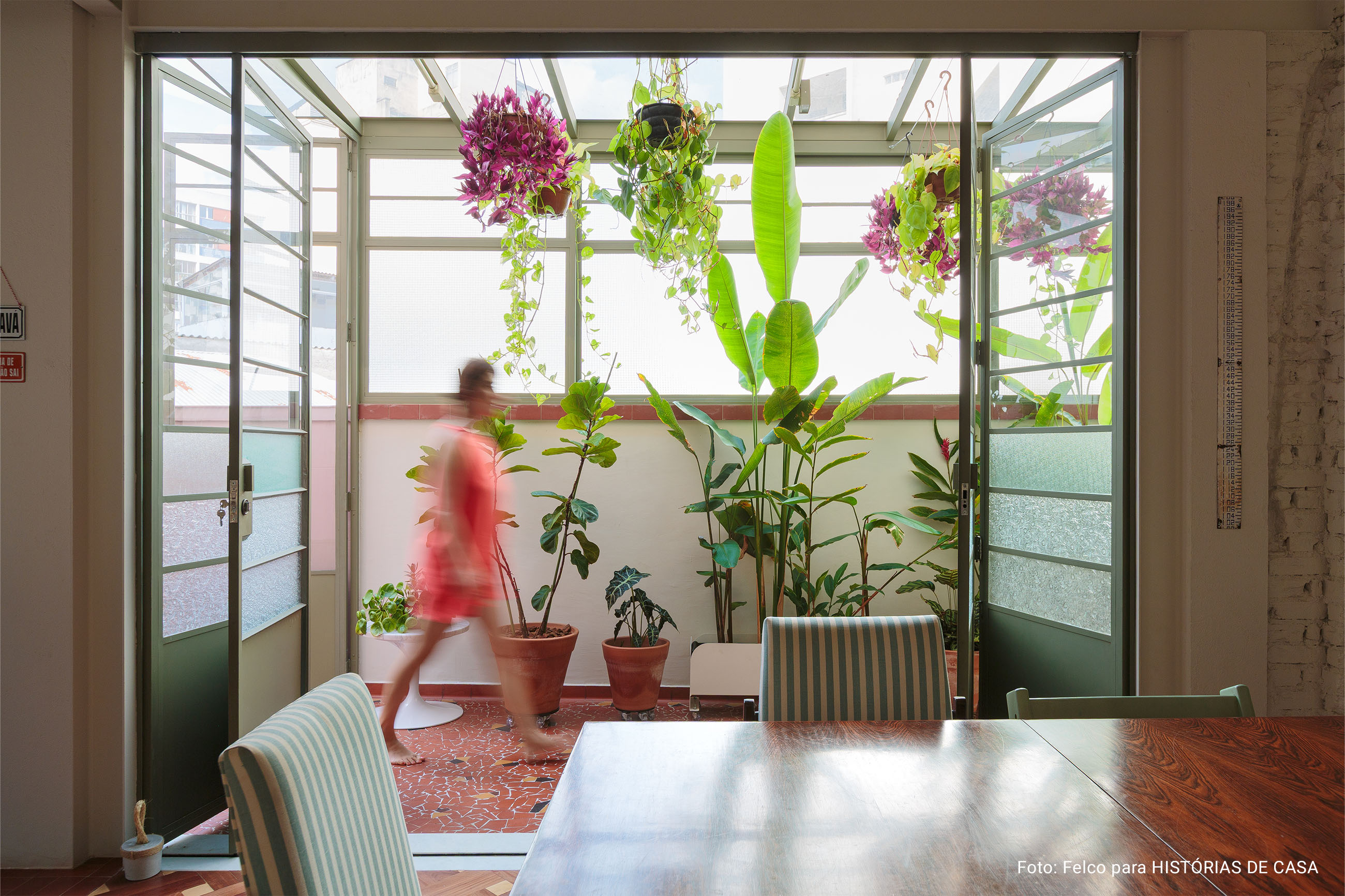 Apartamento com varanda, piso de tacos e reaproveitamento
