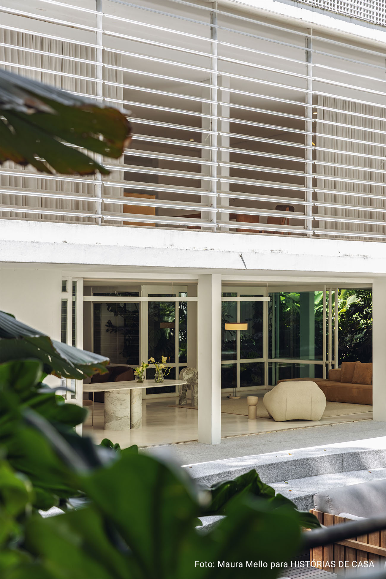Casa Wooding: móveis minimalistas e muita natureza em casa modernista restaurada