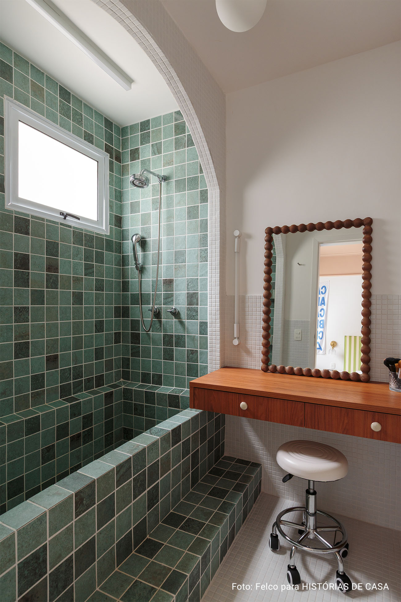 Apartamento com cozinha integrada e banheiros coloridos