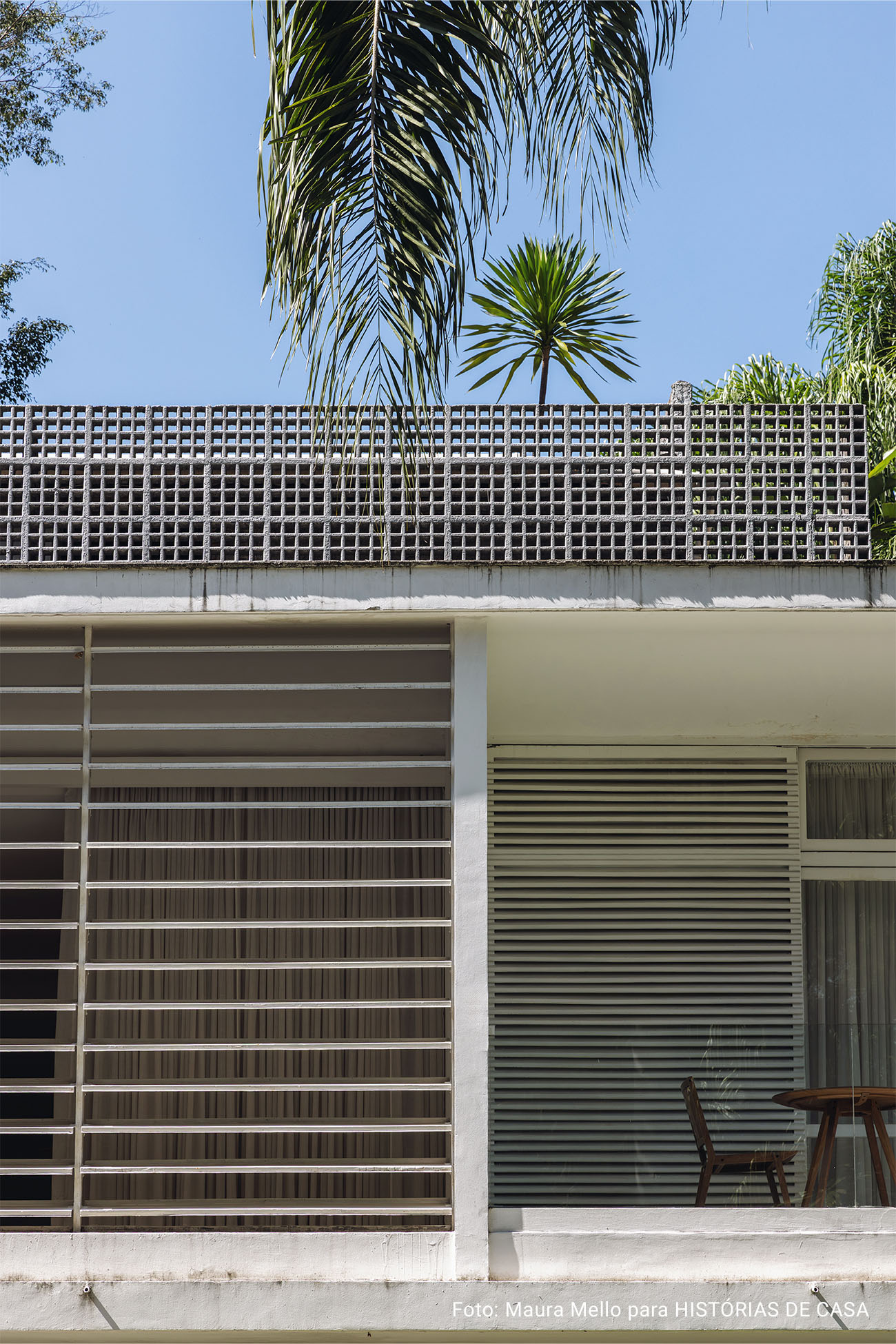 Casa Wooding: móveis minimalistas e muita natureza em casa modernista restaurada