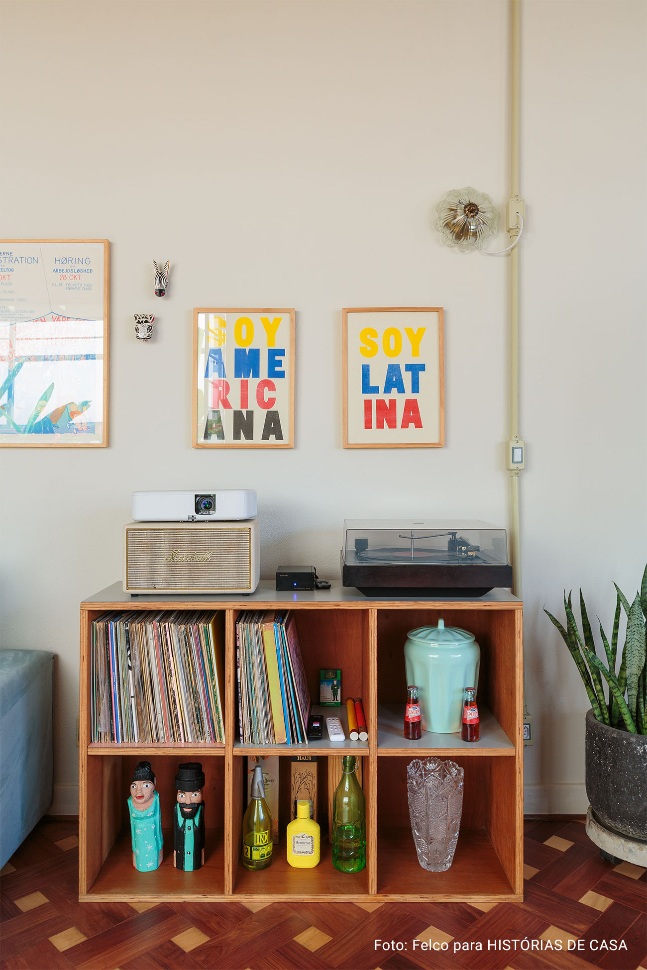 Apartamento com varanda, piso de tacos e reaproveitamento