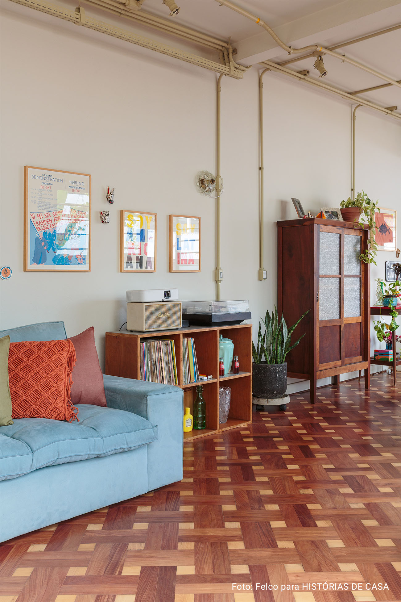 Apartamento com varanda, piso de tacos e reaproveitamento