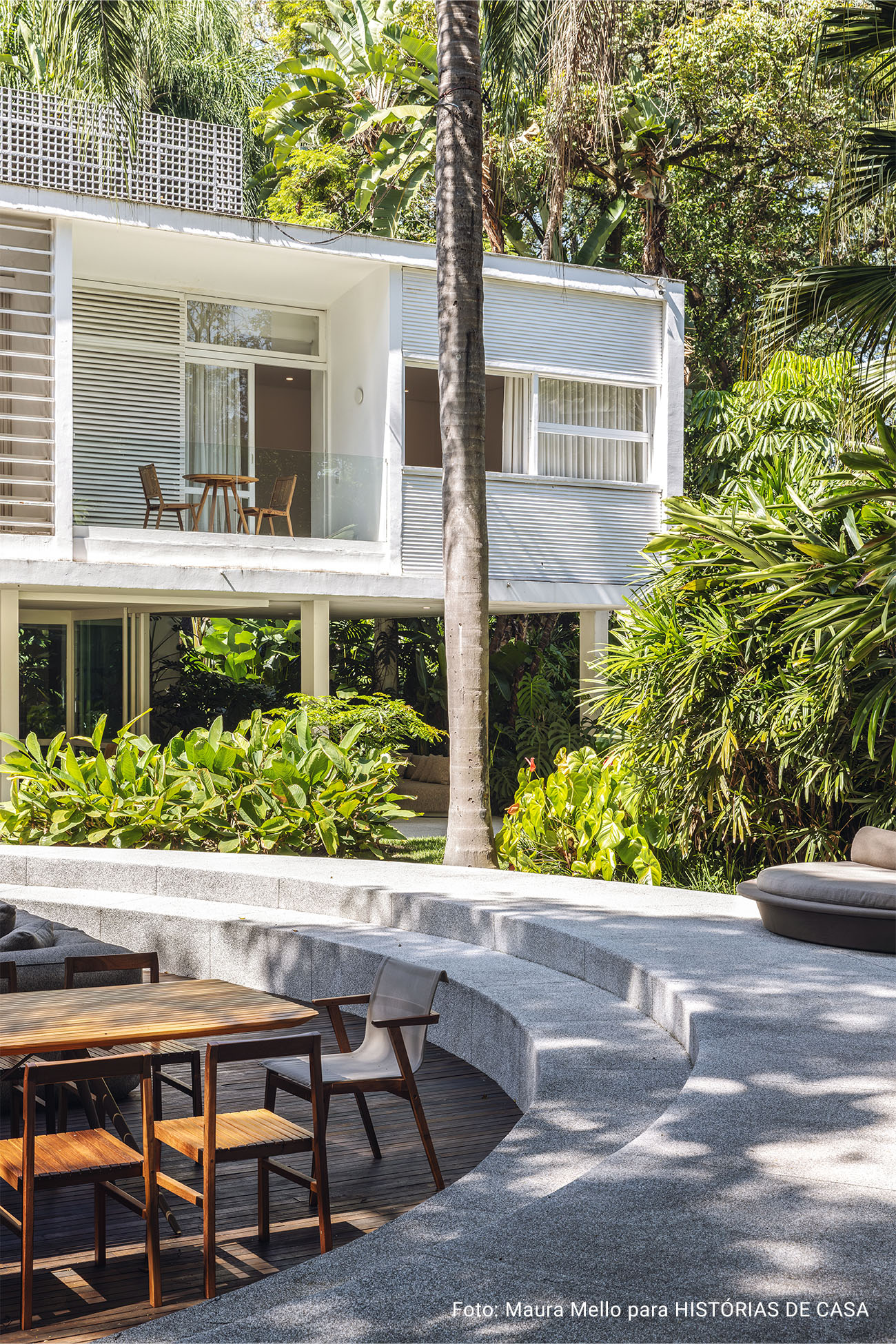 Casa Wooding: móveis minimalistas e muita natureza em casa modernista restaurada