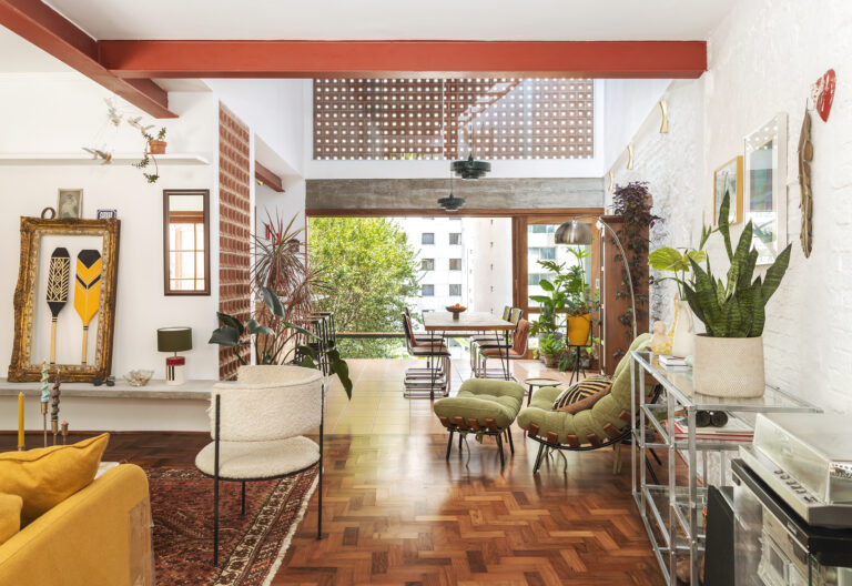 Casa dos anos 50 com cara de refúgio fora da cidade