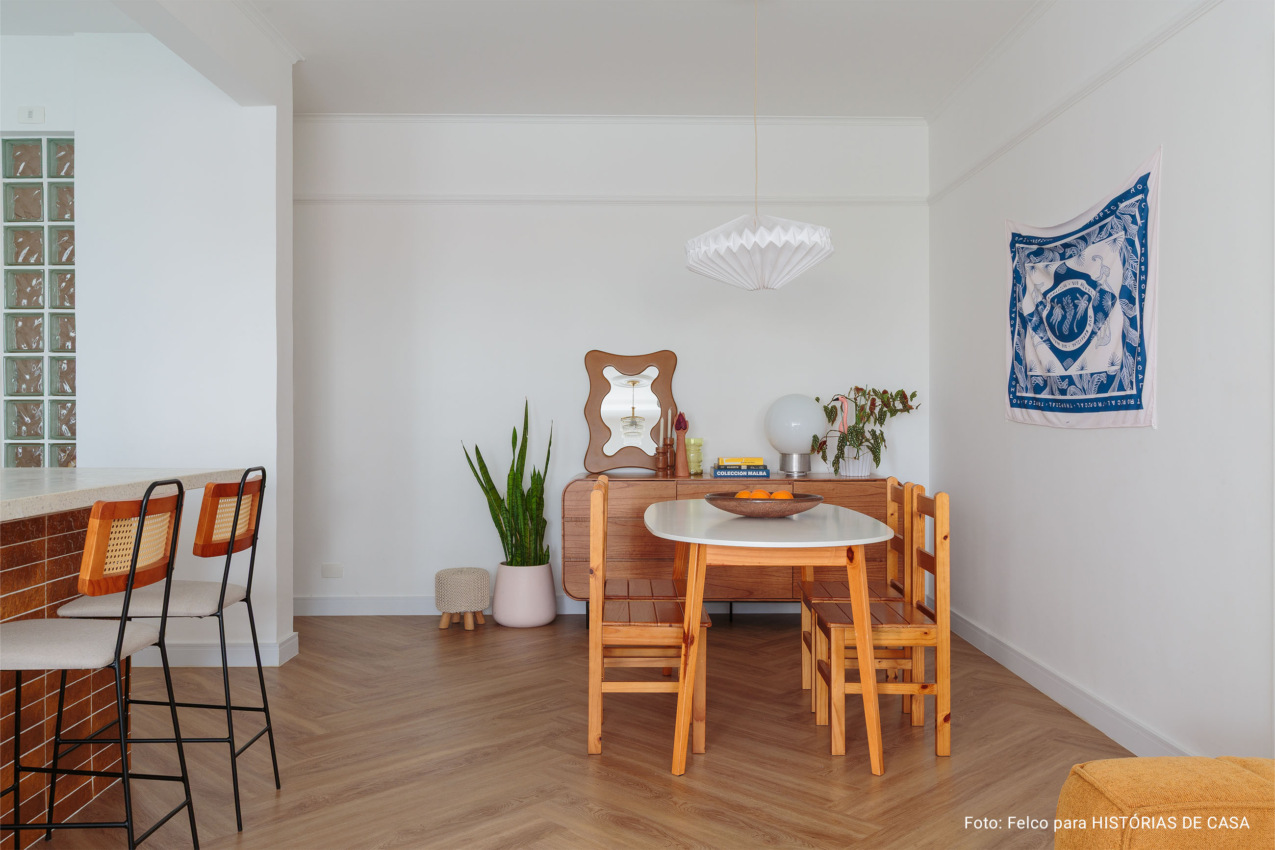 Apartamento com cozinha integrada e banheiros coloridos