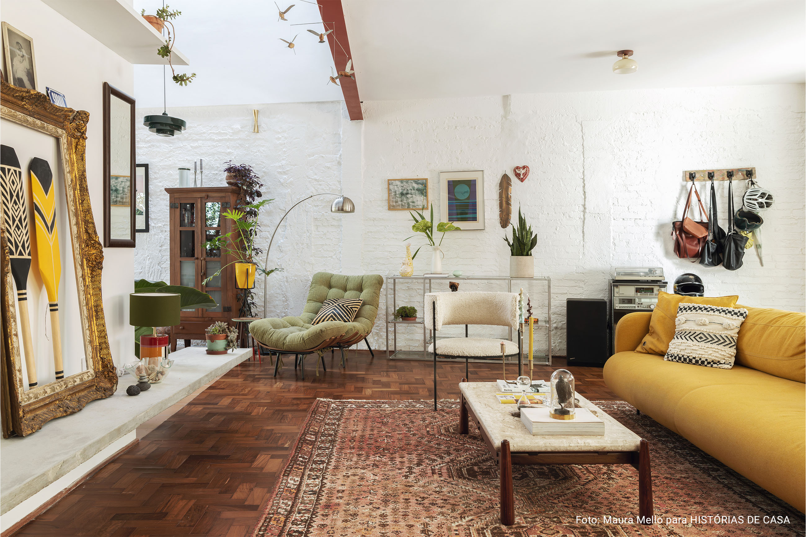 Casa com fachada de pedras, janelas de madeira e decoração acolhedora com garimpos