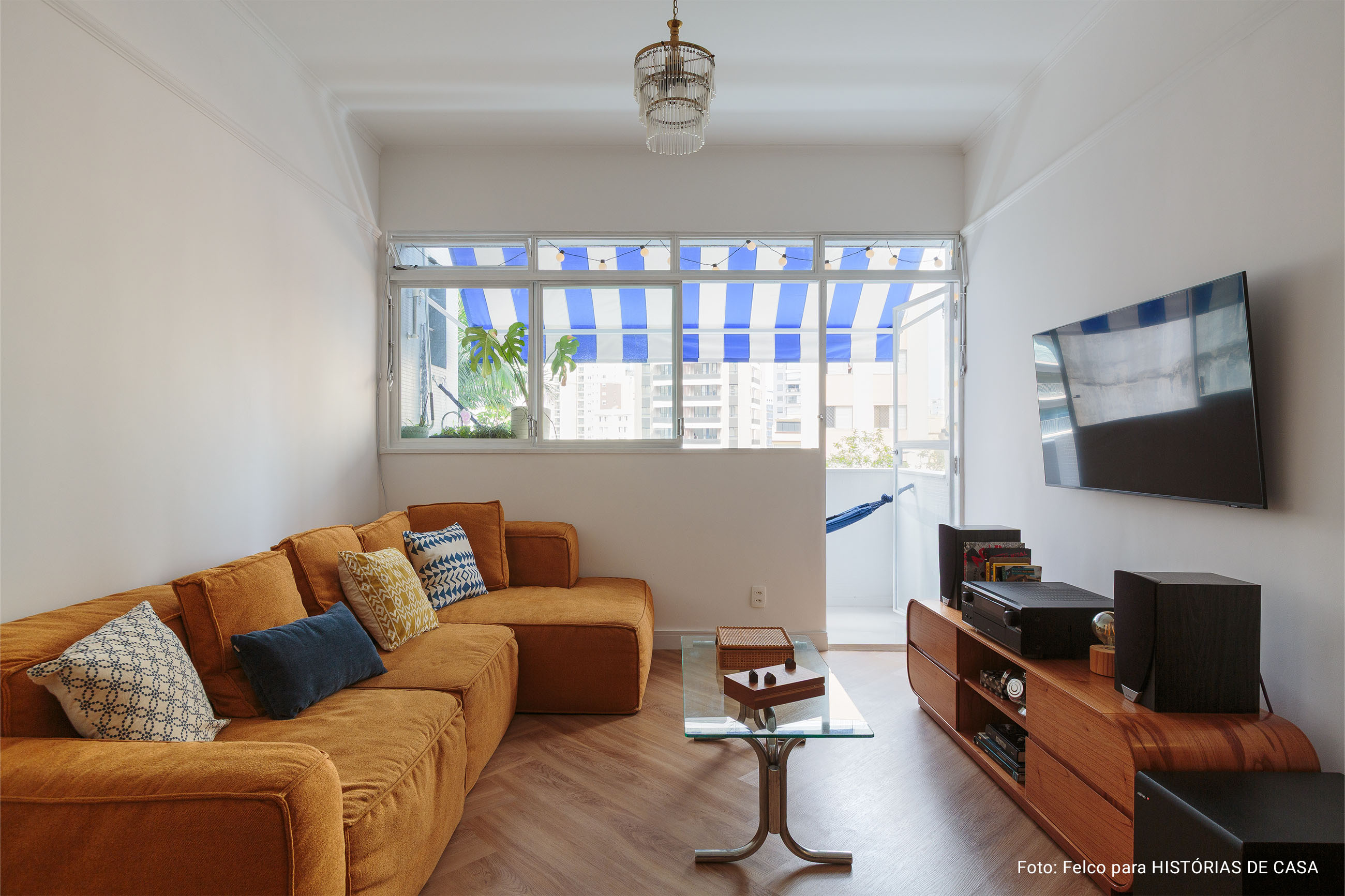 Apartamento com cozinha integrada e banheiros coloridos
