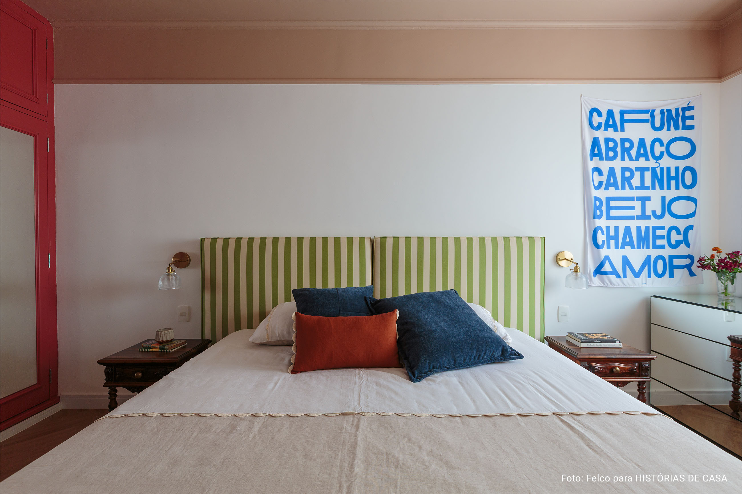 Apartamento com cozinha integrada e banheiros coloridos