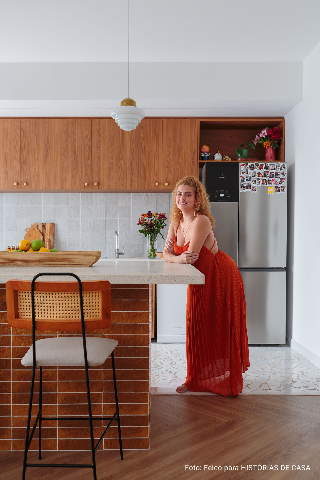 Apartamento com cozinha integrada e banheiros coloridos