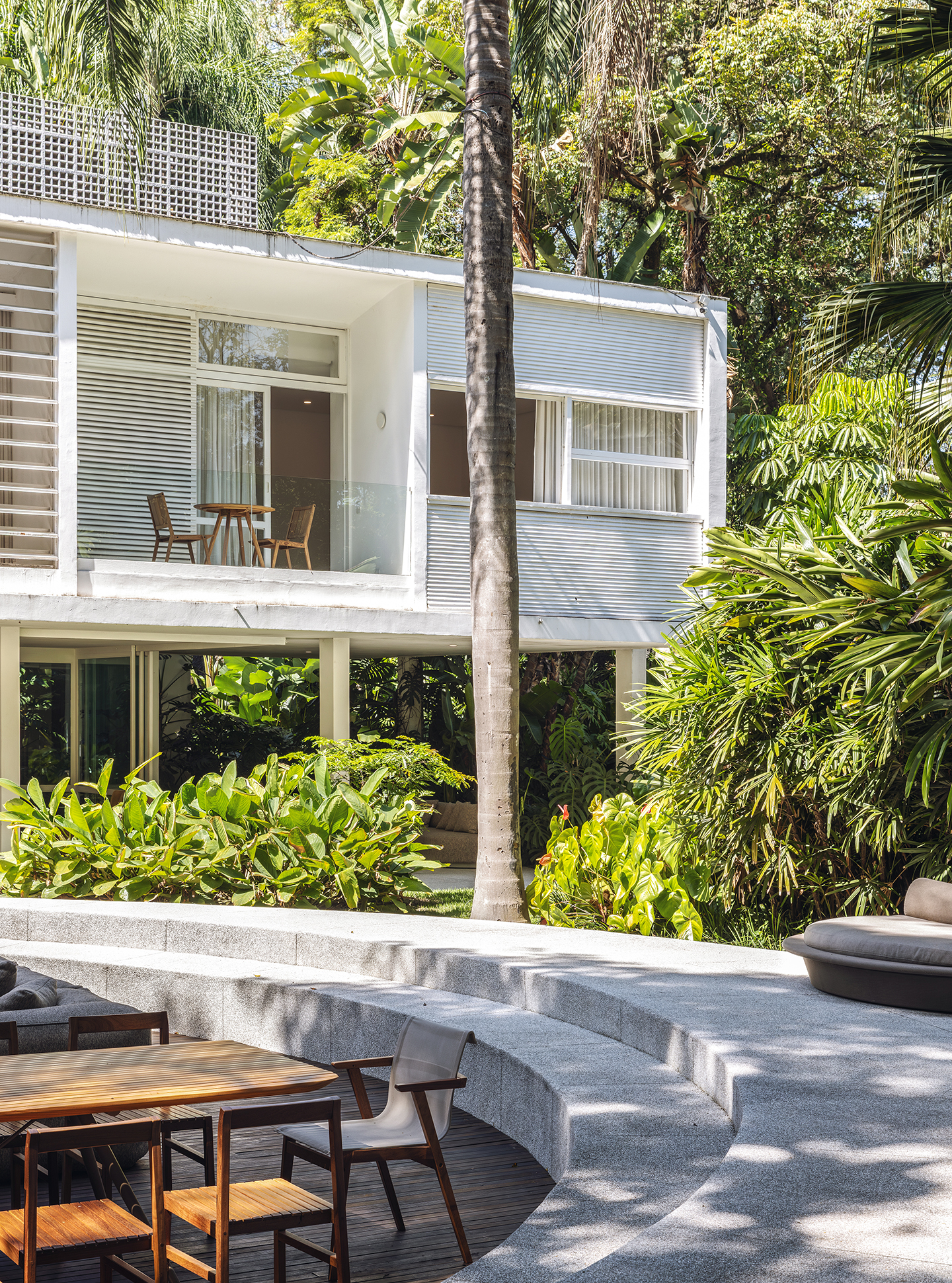 Casa Wooding: móveis minimalistas e muita natureza em casa modernista restaurada