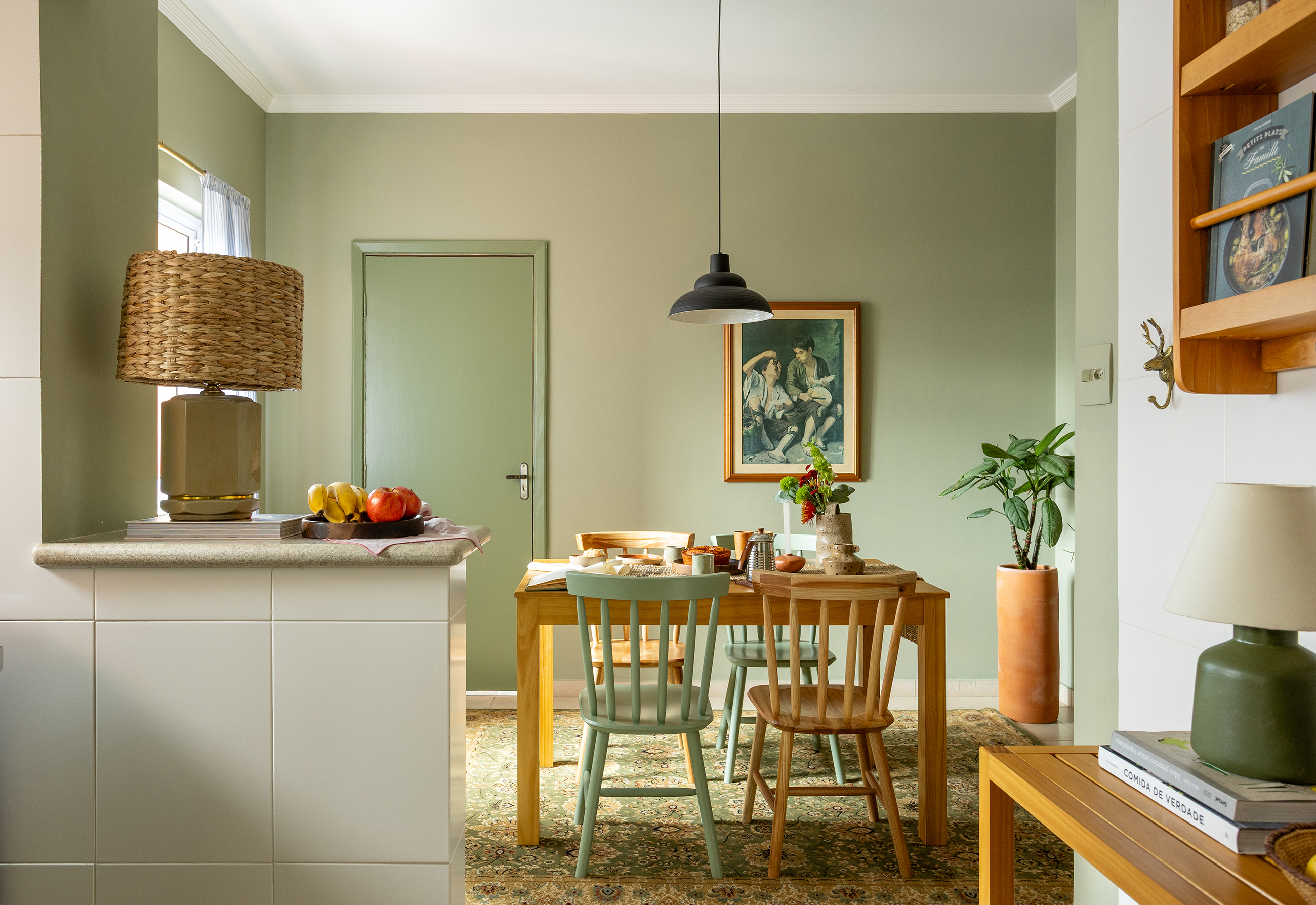 Antes e depois: cozinha verde e escritório ateliê em apartamento alugado decorado sem reforma