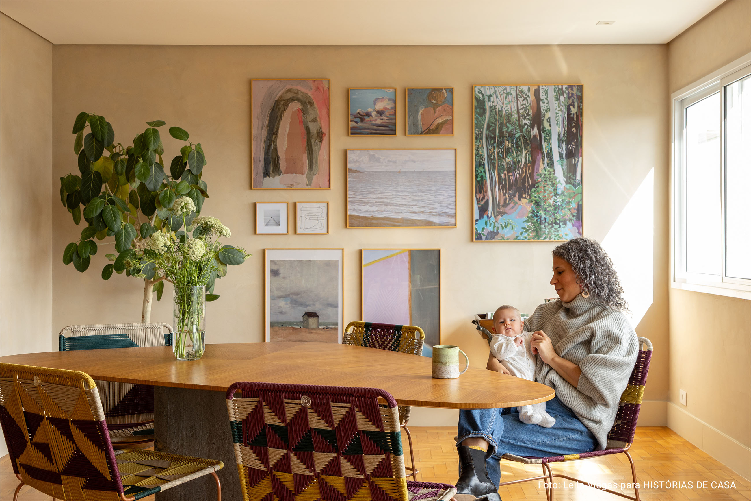 Apartamento colorido e cheio de arte para um novo recomeço