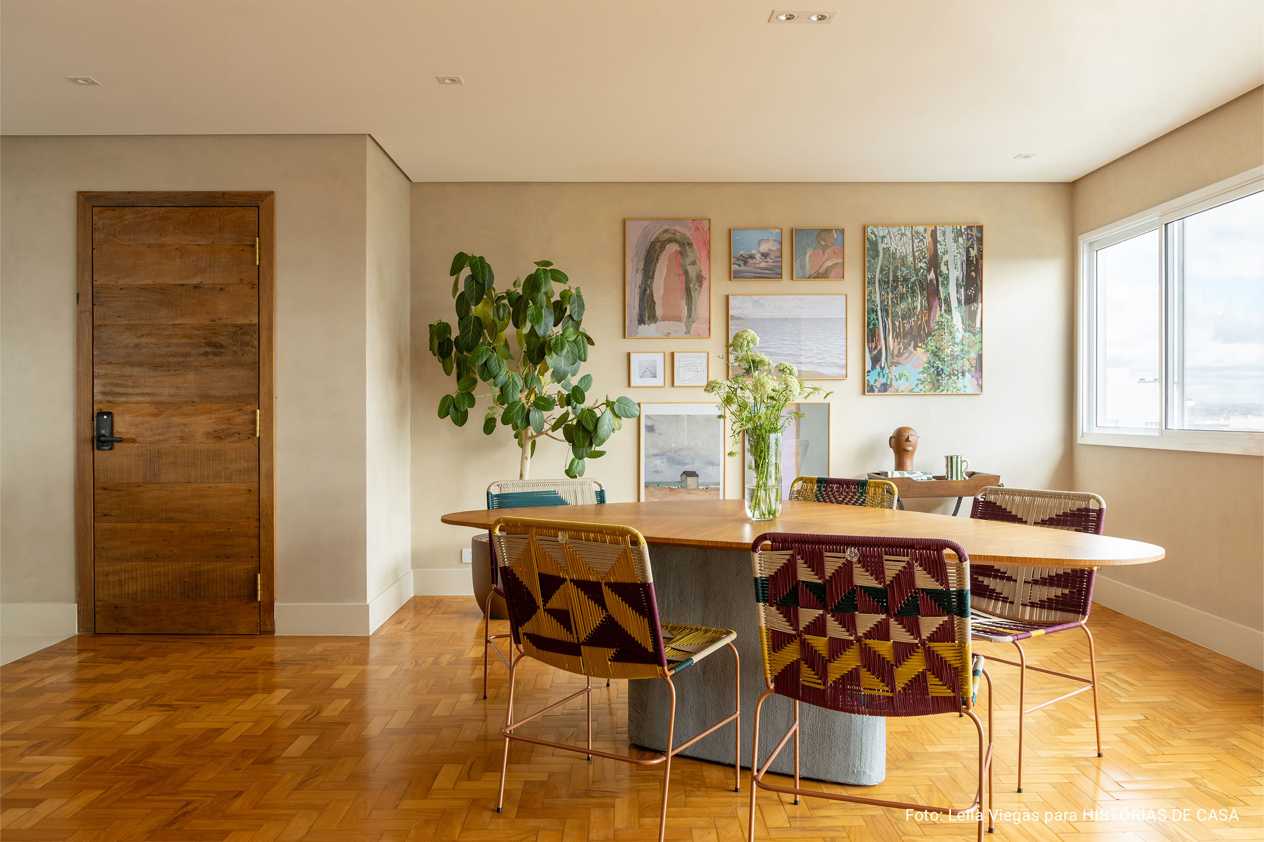 Apartamento colorido e cheio de arte para um novo recomeço