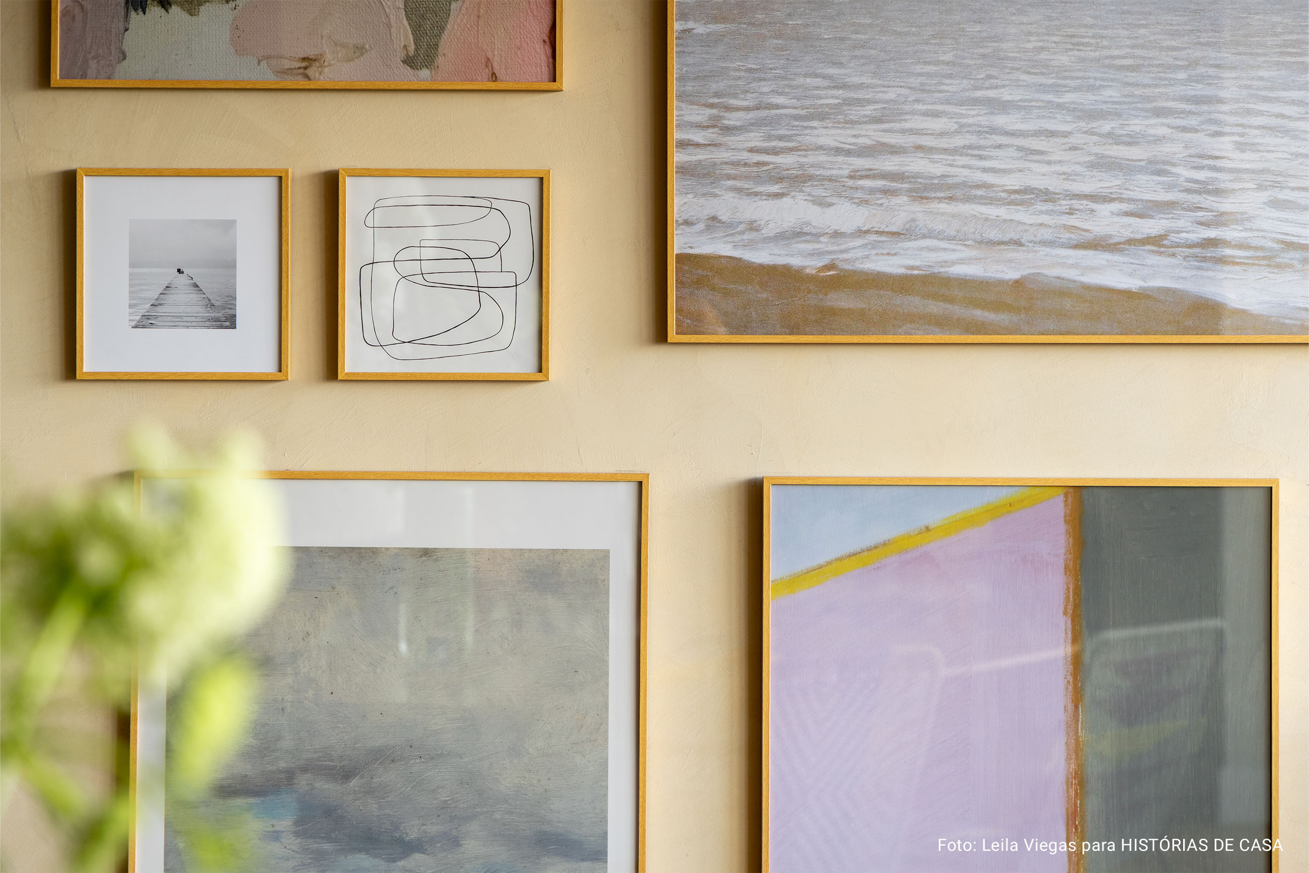 Apartamento colorido e cheio de arte para um novo recomeço