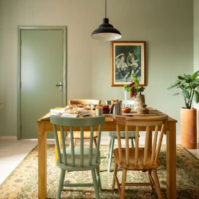 Antes e depois: cozinha verde e escritório ateliê em apartamento alugado decorado sem reforma