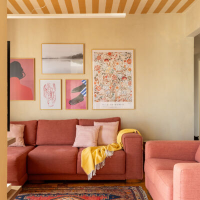 Depois de 8 anos vivendo juntos na Holanda, Marina e Yvo escolheram o Brasil como cenário para um novo capítulo: a construção de uma família com a chegada da pequena Elena. Como Marina é brasileira, a ideia do casal era estar mais perto de sua família, onde poderia contar com uma rede de apoio — já que os pais de Yvo moram na Espanha. Mas, para isso, seria preciso criar um novo lar do zero, atravessando o oceano com apenas alguns objetos na bagagem. “O Yvo nunca tinha morado no Brasil antes, mas ele já tinha vindo para cá sete vezes! A gente vinha todo ano, e passava mais ou menos um mês por aqui para visitar a família e aproveitar. Ele sempre foi completamente apaixonado pelo Brasil e vinha insistindo há alguns anos para que nos mudássemos de vez. Quando a gente casou e começou a planejar a nossa família, essa escolha ficou muito clara para nós dois”, conta Marina. O primeiro passo da mudança foi definir o novo endereço, que acabou sendo perfeito: o apê fica a poucos passos da casa da mãe de Marina -- o que facilita bastante a rotina durante um puerpério. A reforma, com projeto de Amanda Fraga Interiores, adaptou o imóvel dos anos 70 para a vida moderna, aproveitando várias características originais, como o piso de tacos, partes internas dos móveis em madeira maciça e até algumas bancadas de mármore.