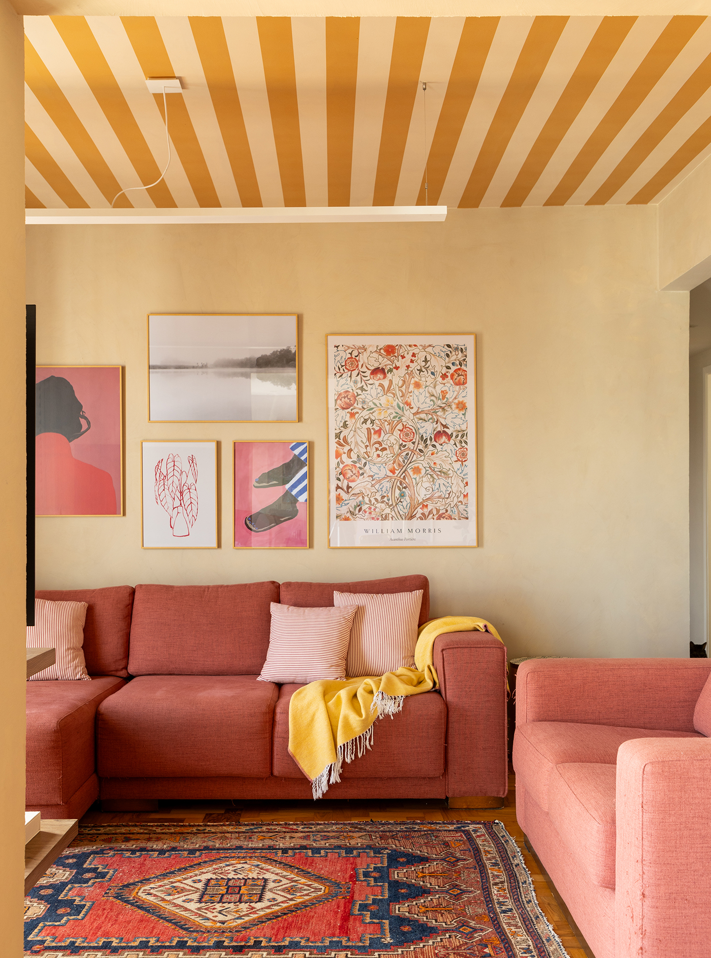 Depois de 8 anos vivendo juntos na Holanda, Marina e Yvo escolheram o Brasil como cenário para um novo capítulo: a construção de uma família com a chegada da pequena Elena. Como Marina é brasileira, a ideia do casal era estar mais perto de sua família, onde poderia contar com uma rede de apoio — já que os pais de Yvo moram na Espanha. Mas, para isso, seria preciso criar um novo lar do zero, atravessando o oceano com apenas alguns objetos na bagagem. “O Yvo nunca tinha morado no Brasil antes, mas ele já tinha vindo para cá sete vezes! A gente vinha todo ano, e passava mais ou menos um mês por aqui para visitar a família e aproveitar. Ele sempre foi completamente apaixonado pelo Brasil e vinha insistindo há alguns anos para que nos mudássemos de vez. Quando a gente casou e começou a planejar a nossa família, essa escolha ficou muito clara para nós dois”, conta Marina. O primeiro passo da mudança foi definir o novo endereço, que acabou sendo perfeito: o apê fica a poucos passos da casa da mãe de Marina -- o que facilita bastante a rotina durante um puerpério. A reforma, com projeto de Amanda Fraga Interiores, adaptou o imóvel dos anos 70 para a vida moderna, aproveitando várias características originais, como o piso de tacos, partes internas dos móveis em madeira maciça e até algumas bancadas de mármore.