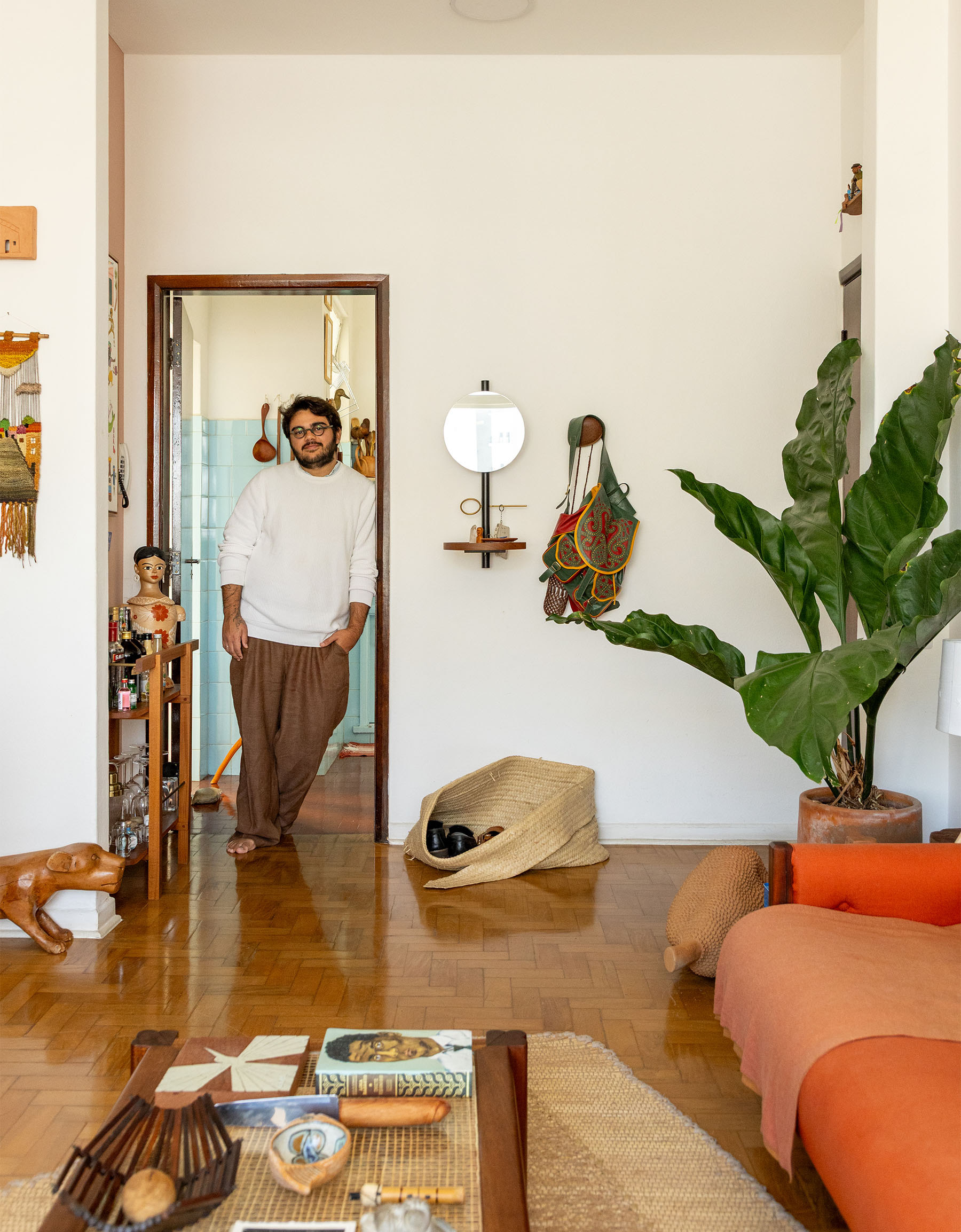 Apartamento antigo decorado com muita arte popular