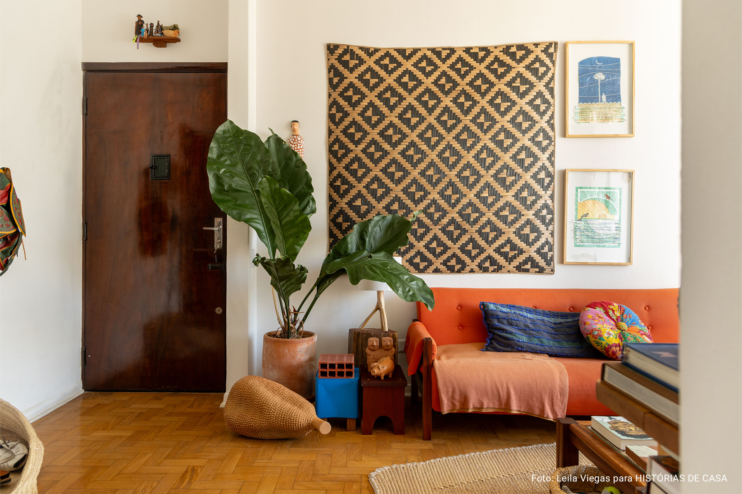 Apartamento antigo decorado com muita arte popular