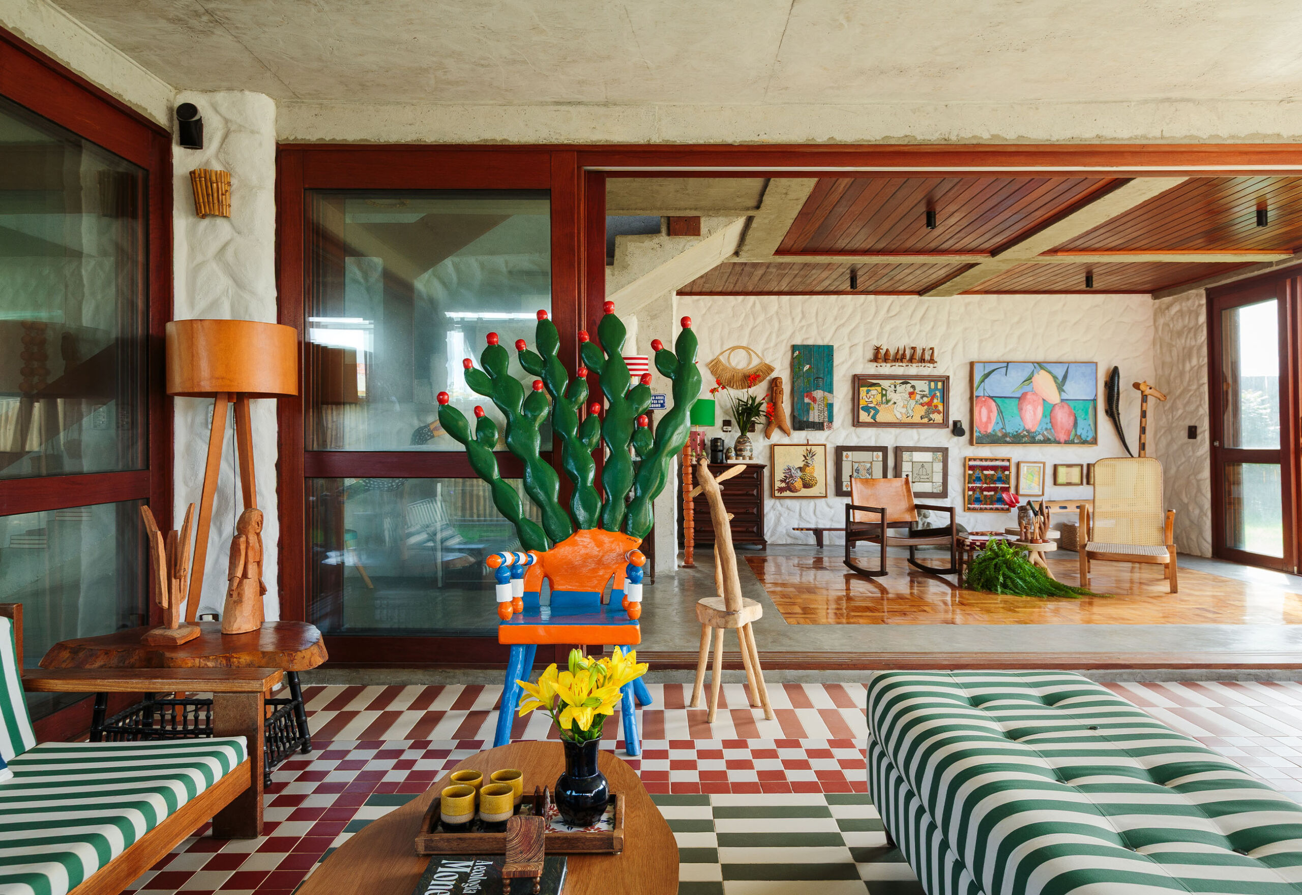 A arquiteta Cecília Lemos transformou seu lar em um universo que respira brasilidade