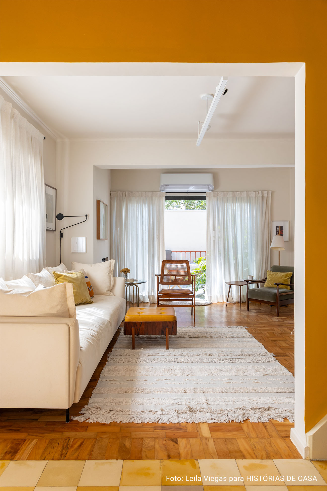 Decoração da casinha dos sonhos da designer Gabi - casa integrada com hall colorido, quarto de criança e brinquedoteca