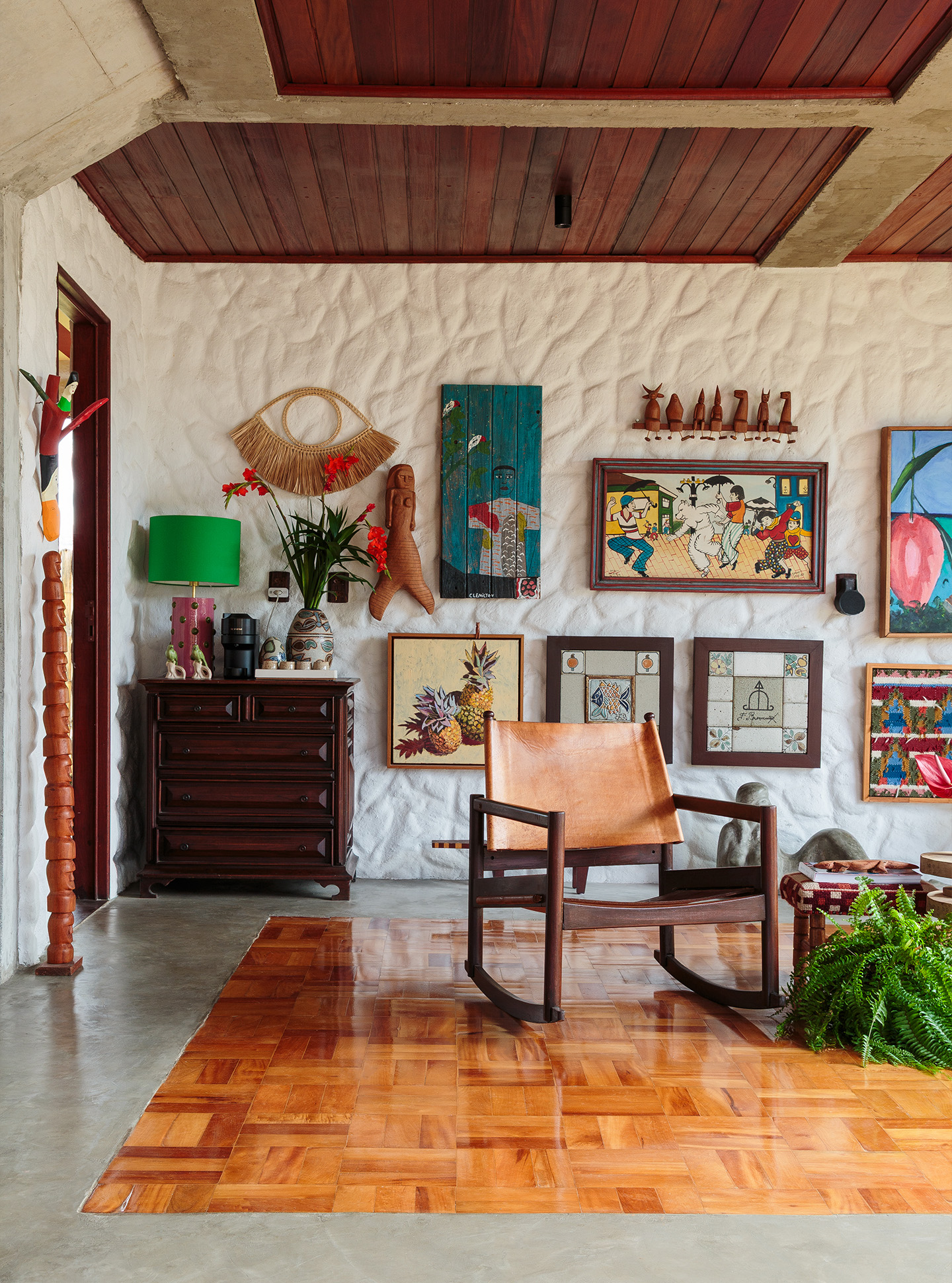 A arquiteta Cecília Lemos transformou seu lar em um universo que respira brasilidade