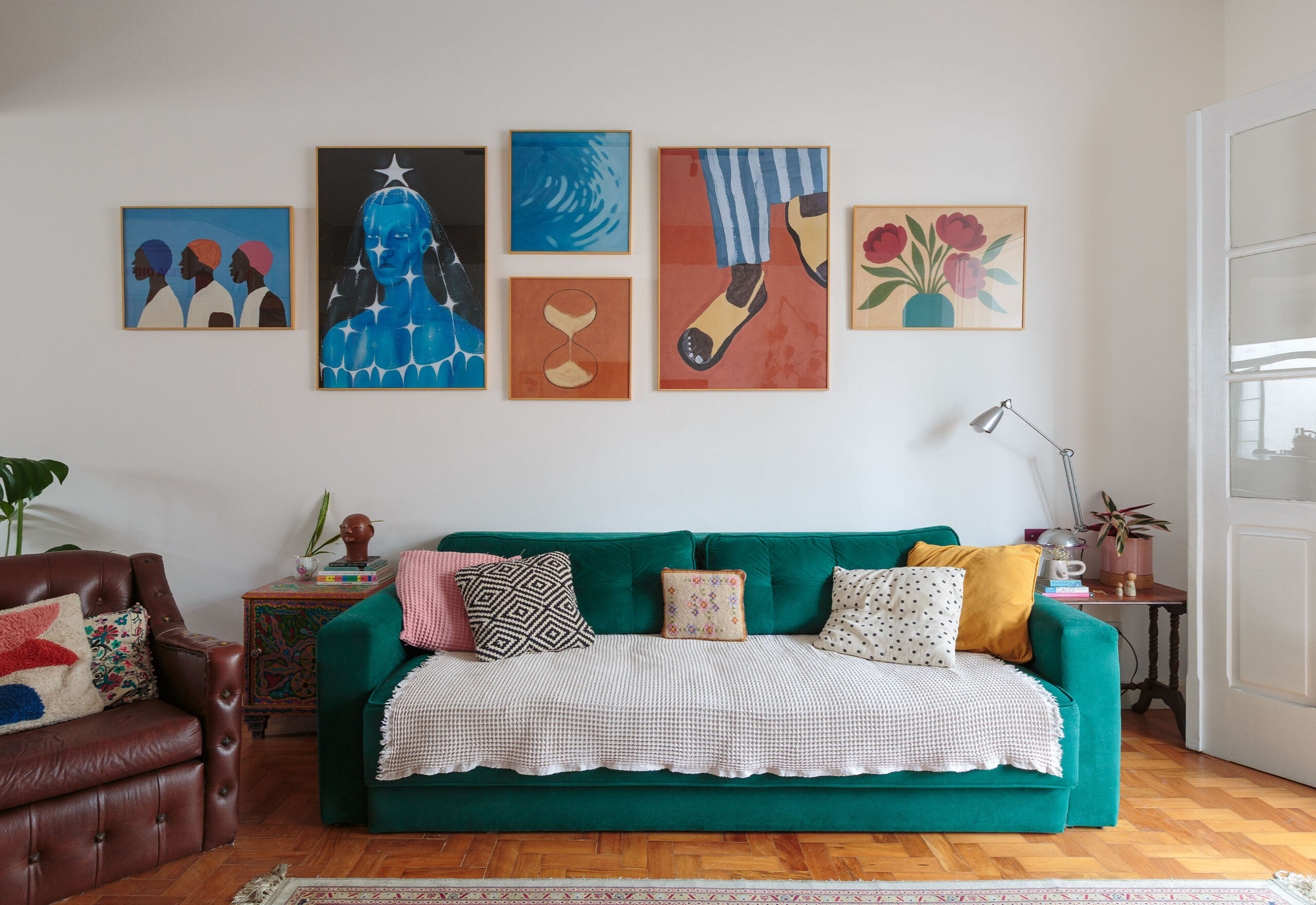 Clima renovado com novos quadros da Boemi em apê que parece casa: Conheça o lar lúdico, autêntico e colorido da Iza e de sua filha Lia.