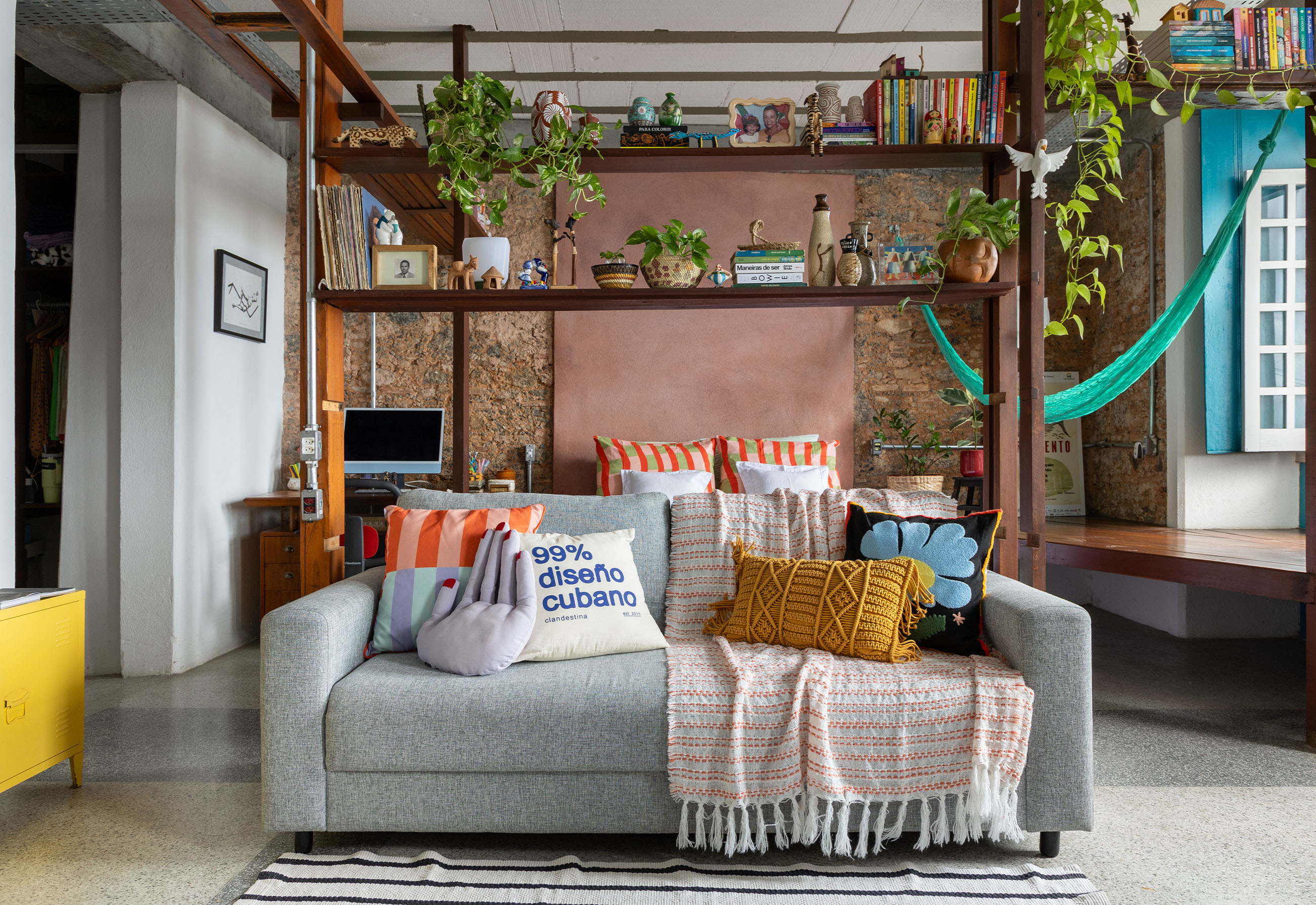 Mini apê com reuso e vista deslumbrante em Salvador - Com decoração intuitiva, este lar foi preenchido com cores, afeto e um acervo de histórias