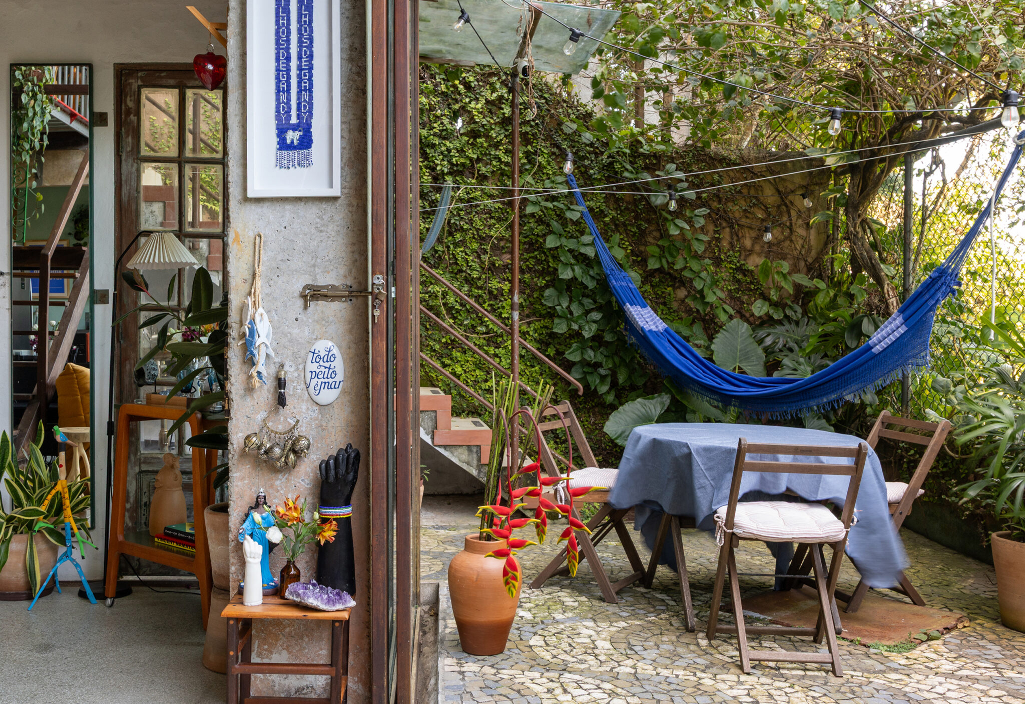 Histórias Brasil Adentro: Apê em Salvador que recebe com dengo e portas abertas. É impossível não abrir um sorriso ao entrar neste apartamento em Salvador. O pé-direito alto, os ambientes amplos e banhados de luz, e a vista impressionante para a mata fazem esquecer que se está em um prédio.