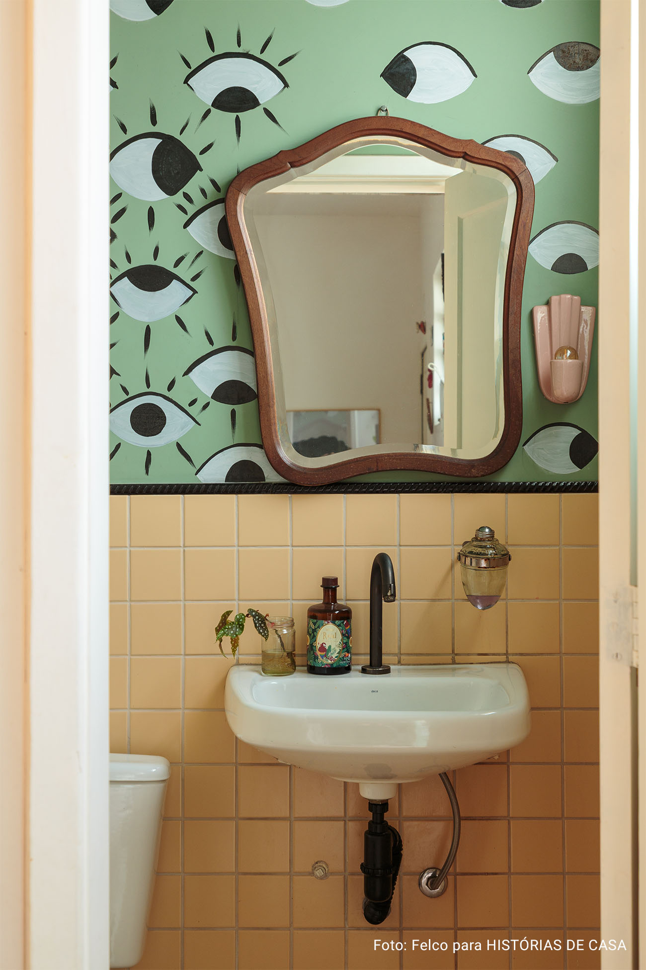 Clima renovado com novos quadros da Boemi em apê que parece casa: Conheça o lar lúdico, autêntico e colorido da Iza e de sua filha Lia.