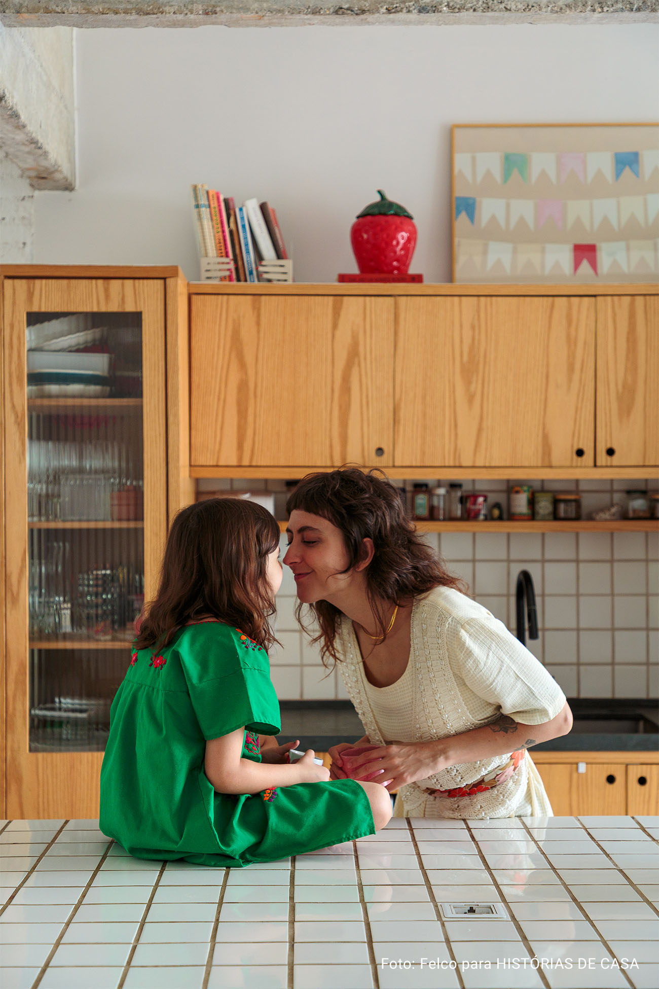 Clima renovado com novos quadros da Boemi em apê que parece casa: Conheça o lar lúdico, autêntico e colorido da Iza e de sua filha Lia.