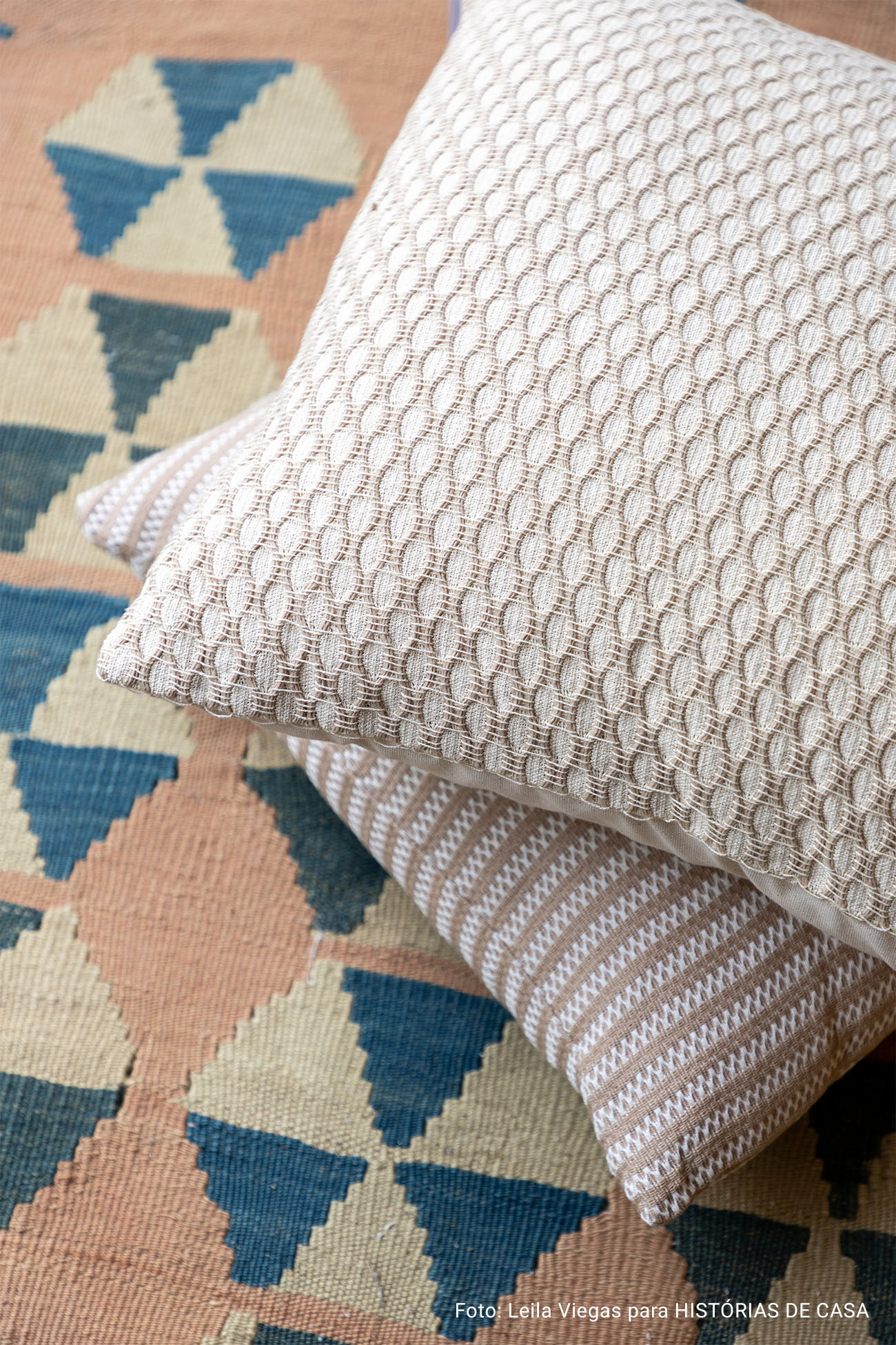 Histórias Brasil Adentro: Apê em Salvador que recebe com dengo e portas abertas. É impossível não abrir um sorriso ao entrar neste apartamento em Salvador. O pé-direito alto, os ambientes amplos e banhados de luz, e a vista impressionante para a mata fazem esquecer que se está em um prédio.