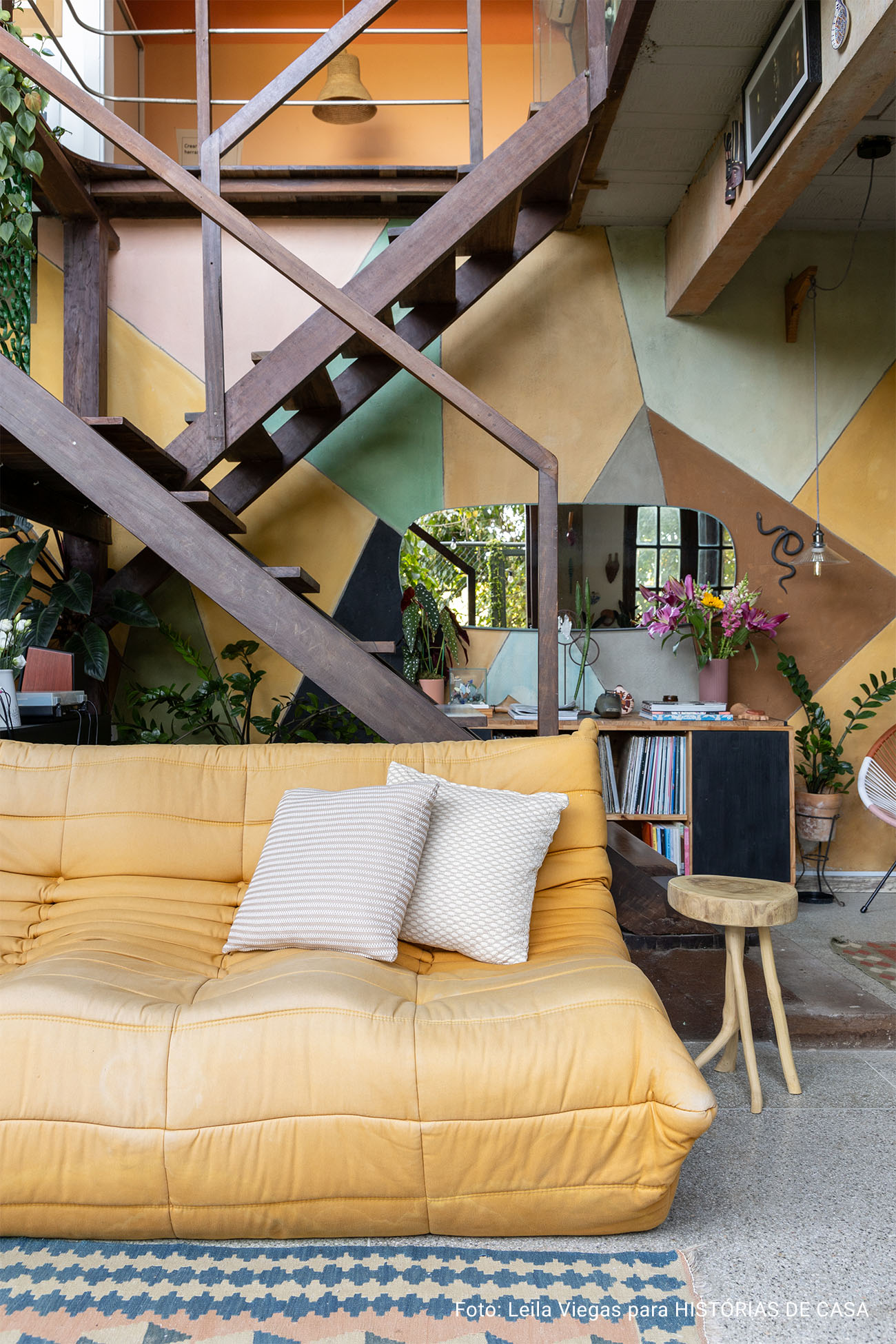 Histórias Brasil Adentro: Apê em Salvador que recebe com dengo e portas abertas. É impossível não abrir um sorriso ao entrar neste apartamento em Salvador. O pé-direito alto, os ambientes amplos e banhados de luz, e a vista impressionante para a mata fazem esquecer que se está em um prédio.