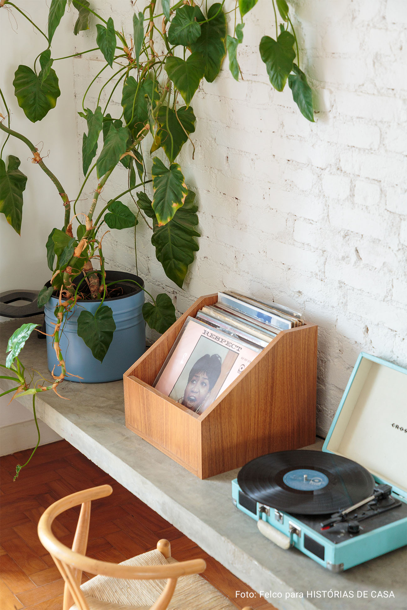 Clima renovado com novos quadros da Boemi em apê que parece casa: Conheça o lar lúdico, autêntico e colorido da Iza e de sua filha Lia.