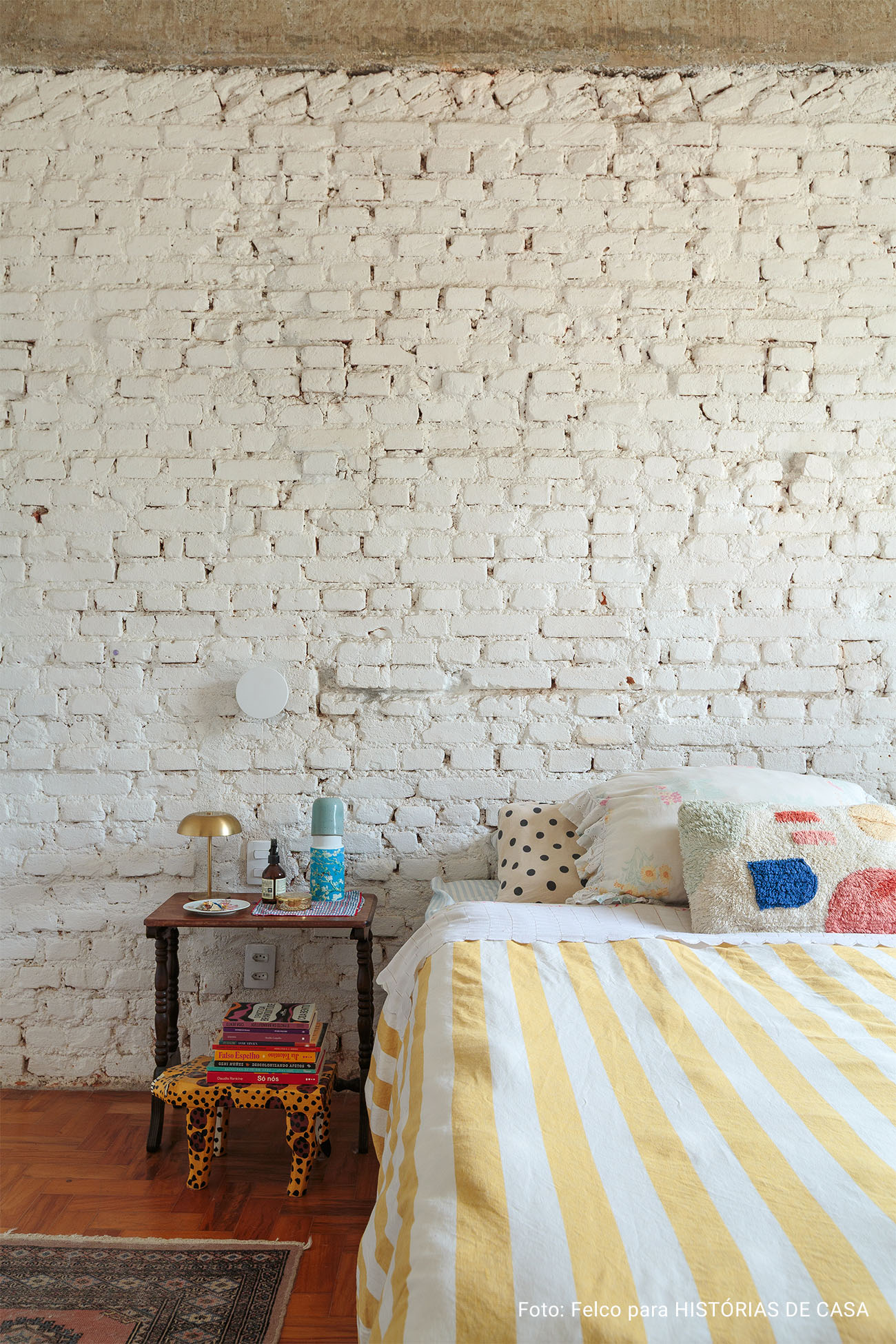 Apê acolhedor com muita arte e espaços pensados com carinho