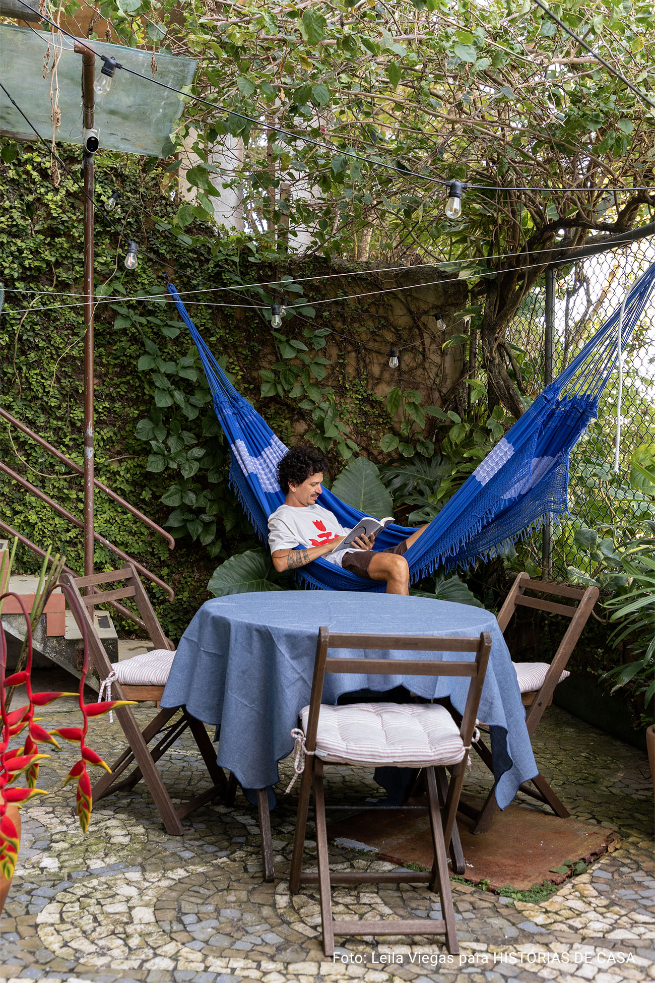 Histórias Brasil Adentro: Apê em Salvador que recebe com dengo e portas abertas. É impossível não abrir um sorriso ao entrar neste apartamento em Salvador. O pé-direito alto, os ambientes amplos e banhados de luz, e a vista impressionante para a mata fazem esquecer que se está em um prédio.