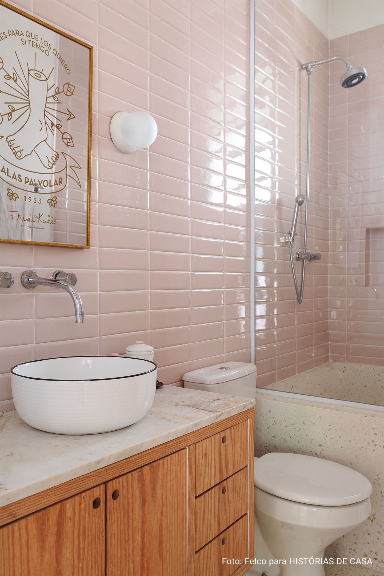 Apê acolhedor com muita arte e espaços pensados com carinho