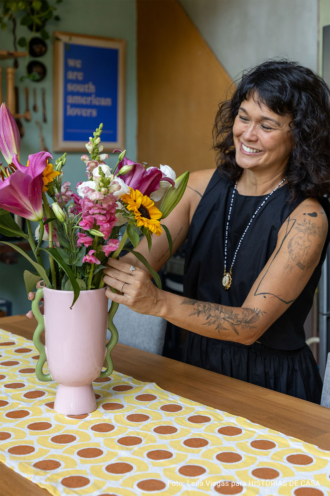 Histórias Brasil Adentro: Apê em Salvador que recebe com dengo e portas abertas. É impossível não abrir um sorriso ao entrar neste apartamento em Salvador. O pé-direito alto, os ambientes amplos e banhados de luz, e a vista impressionante para a mata fazem esquecer que se está em um prédio.
