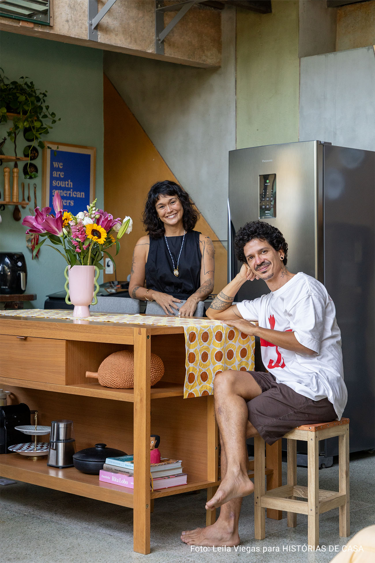 Histórias Brasil Adentro: Apê em Salvador que recebe com dengo e portas abertas. É impossível não abrir um sorriso ao entrar neste apartamento em Salvador. O pé-direito alto, os ambientes amplos e banhados de luz, e a vista impressionante para a mata fazem esquecer que se está em um prédio.