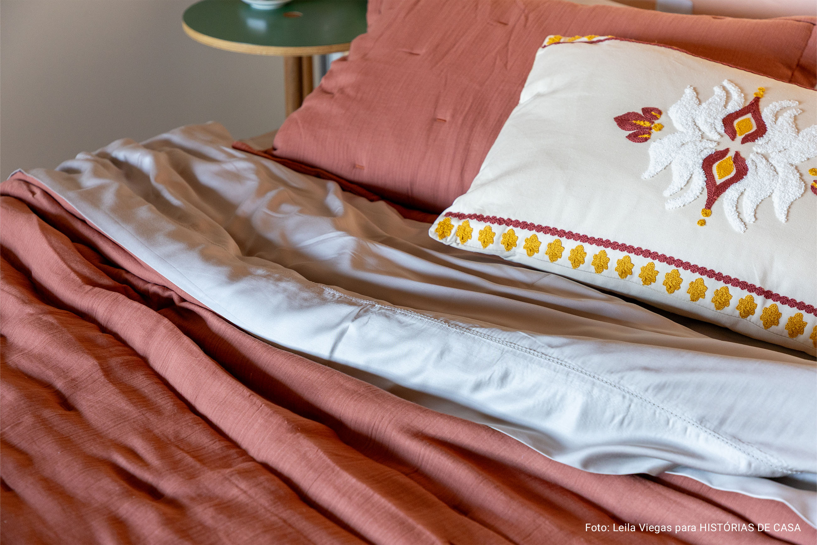 Histórias Brasil Adentro: Apê em Salvador que recebe com dengo e portas abertas. É impossível não abrir um sorriso ao entrar neste apartamento em Salvador. O pé-direito alto, os ambientes amplos e banhados de luz, e a vista impressionante para a mata fazem esquecer que se está em um prédio.