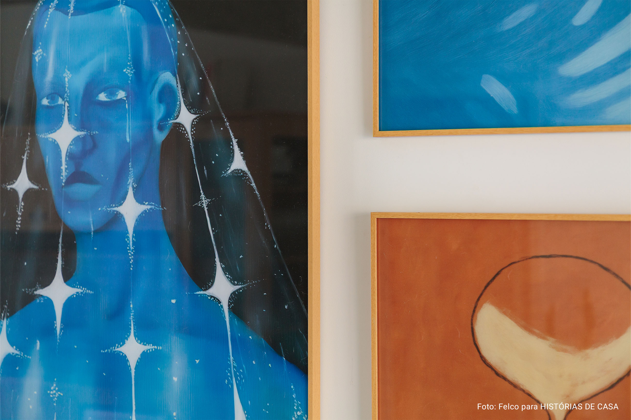 Clima renovado com novos quadros da Boemi em apê que parece casa: Conheça o lar lúdico, autêntico e colorido da Iza e de sua filha Lia.