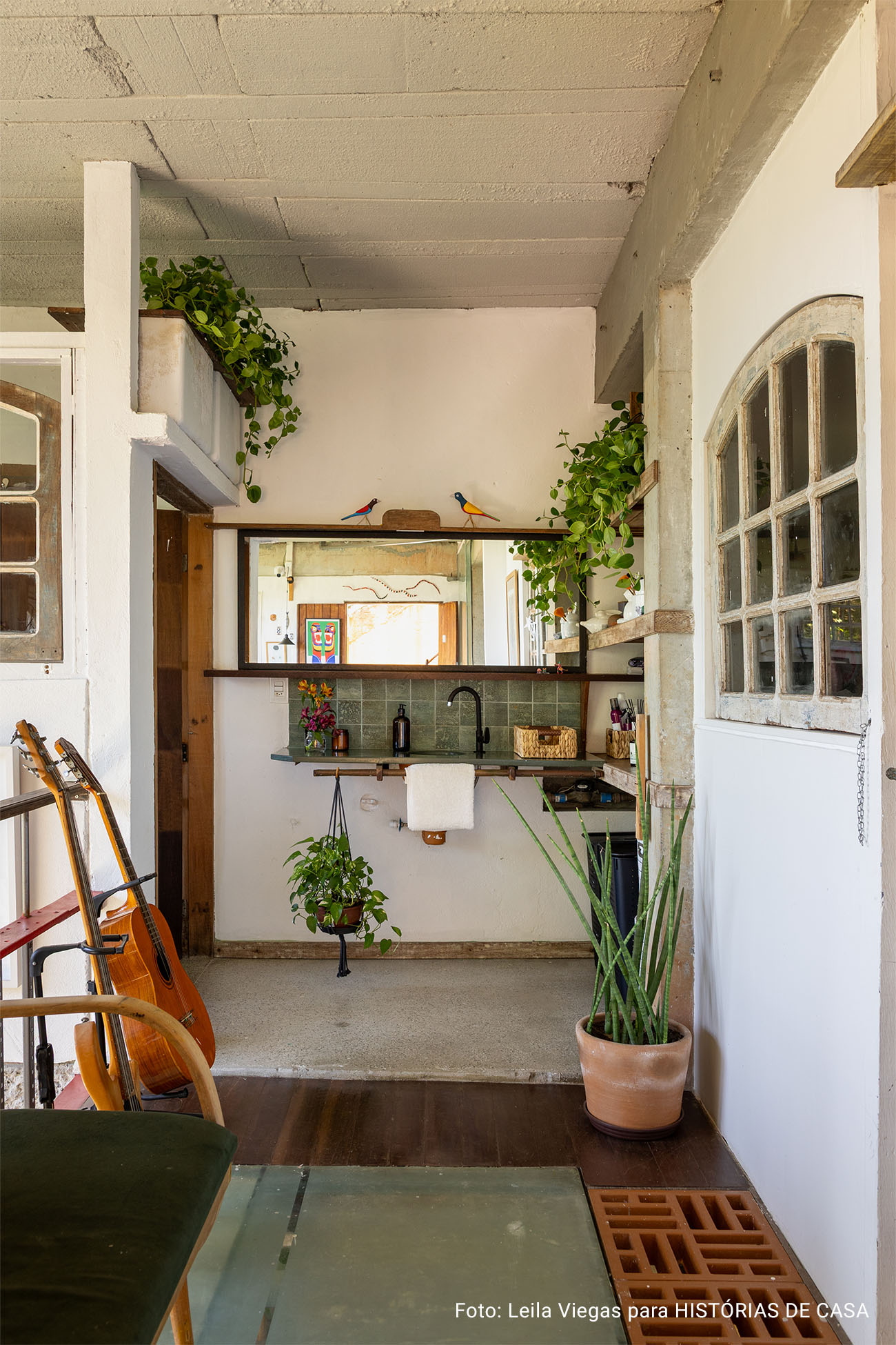 Histórias Brasil Adentro: Apê em Salvador que recebe com dengo e portas abertas. É impossível não abrir um sorriso ao entrar neste apartamento em Salvador. O pé-direito alto, os ambientes amplos e banhados de luz, e a vista impressionante para a mata fazem esquecer que se está em um prédio.