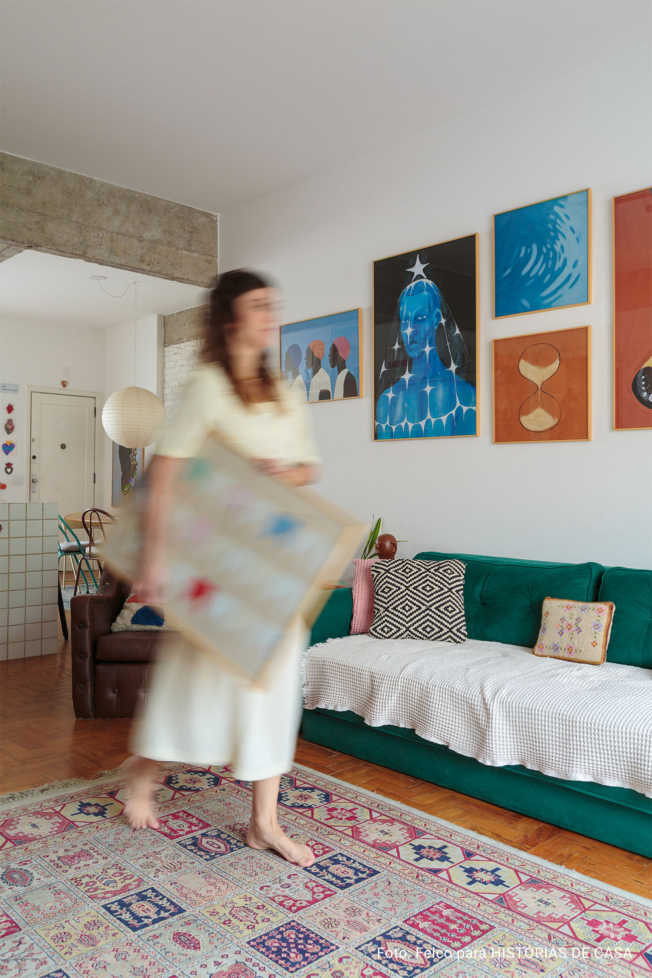 Clima renovado com novos quadros da Boemi em apê que parece casa: Conheça o lar lúdico, autêntico e colorido da Iza e de sua filha Lia.